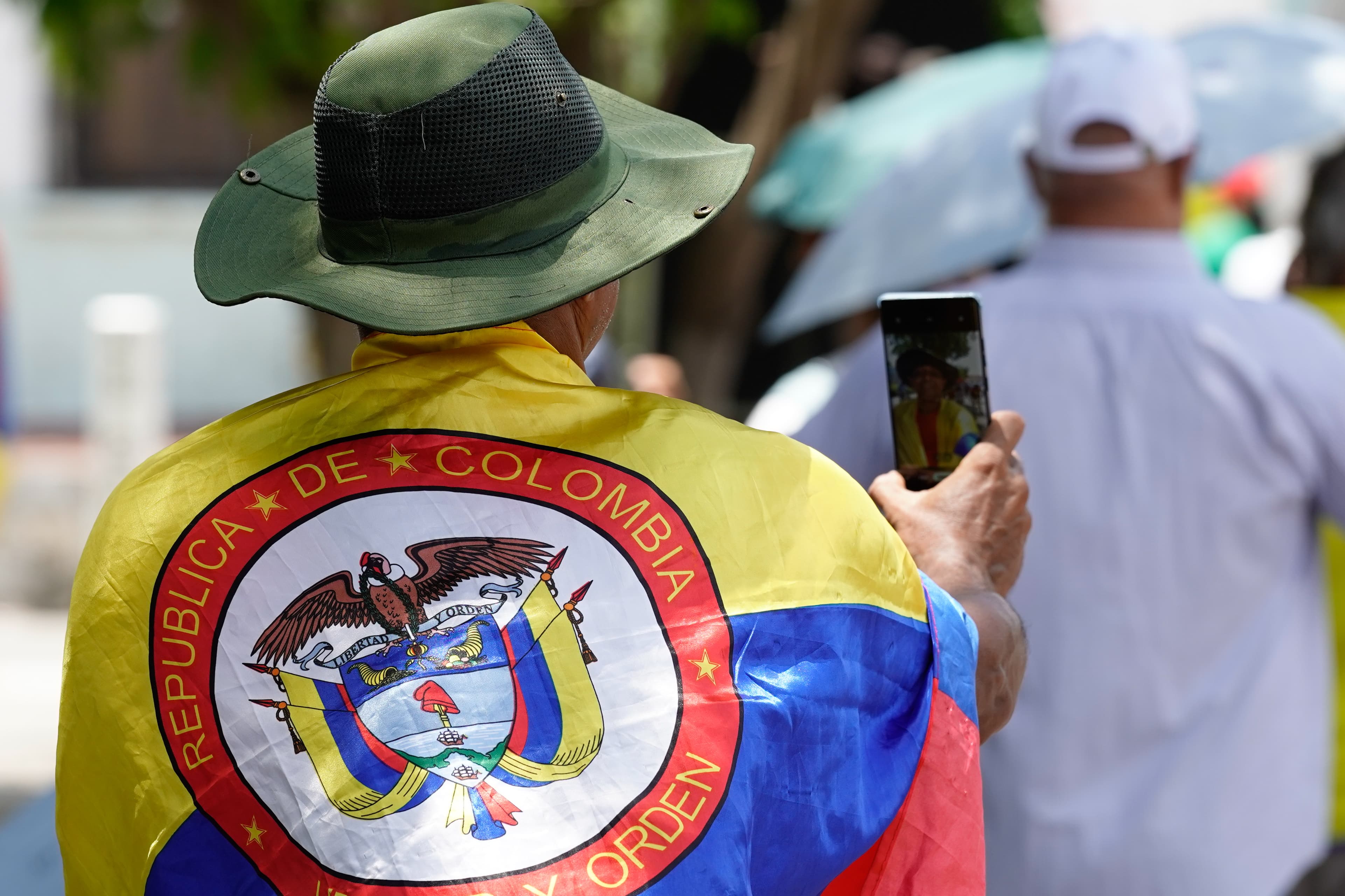 La bandera de Colombia hizo presencia en la marcha. 