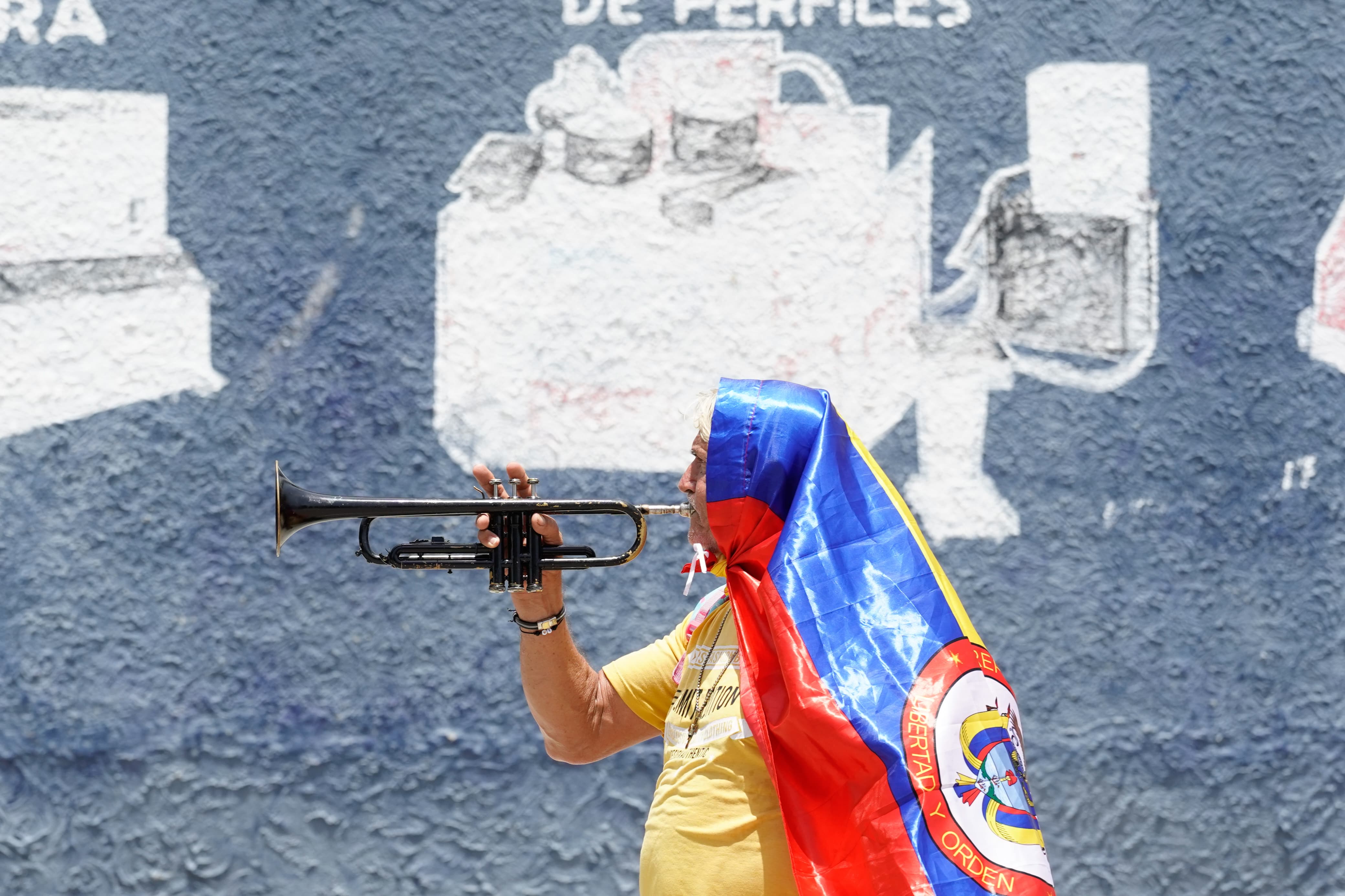 Marchante con una trompeta apoyando a Petro.