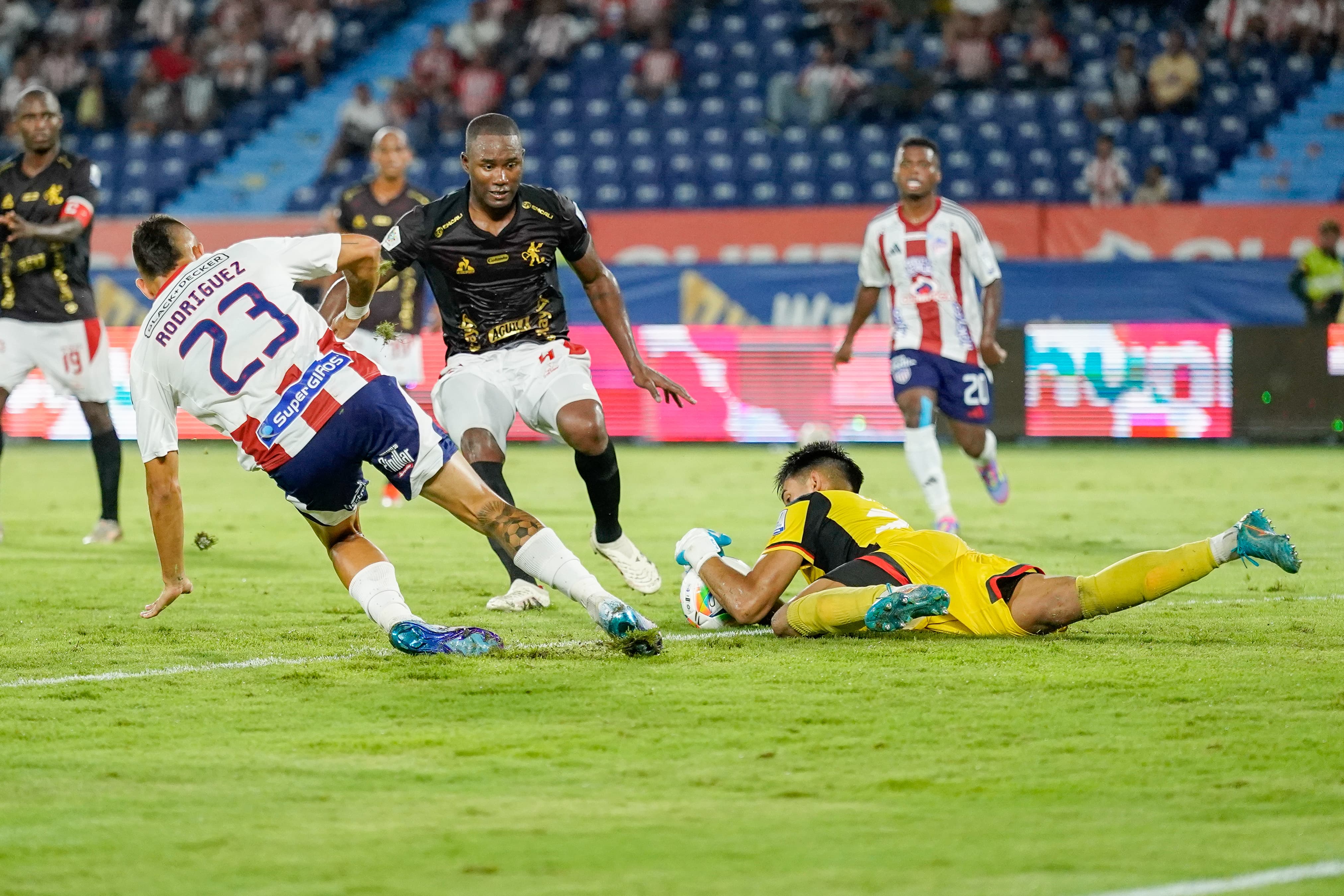 El arquero del América, Santiago Silva, controla un balón.