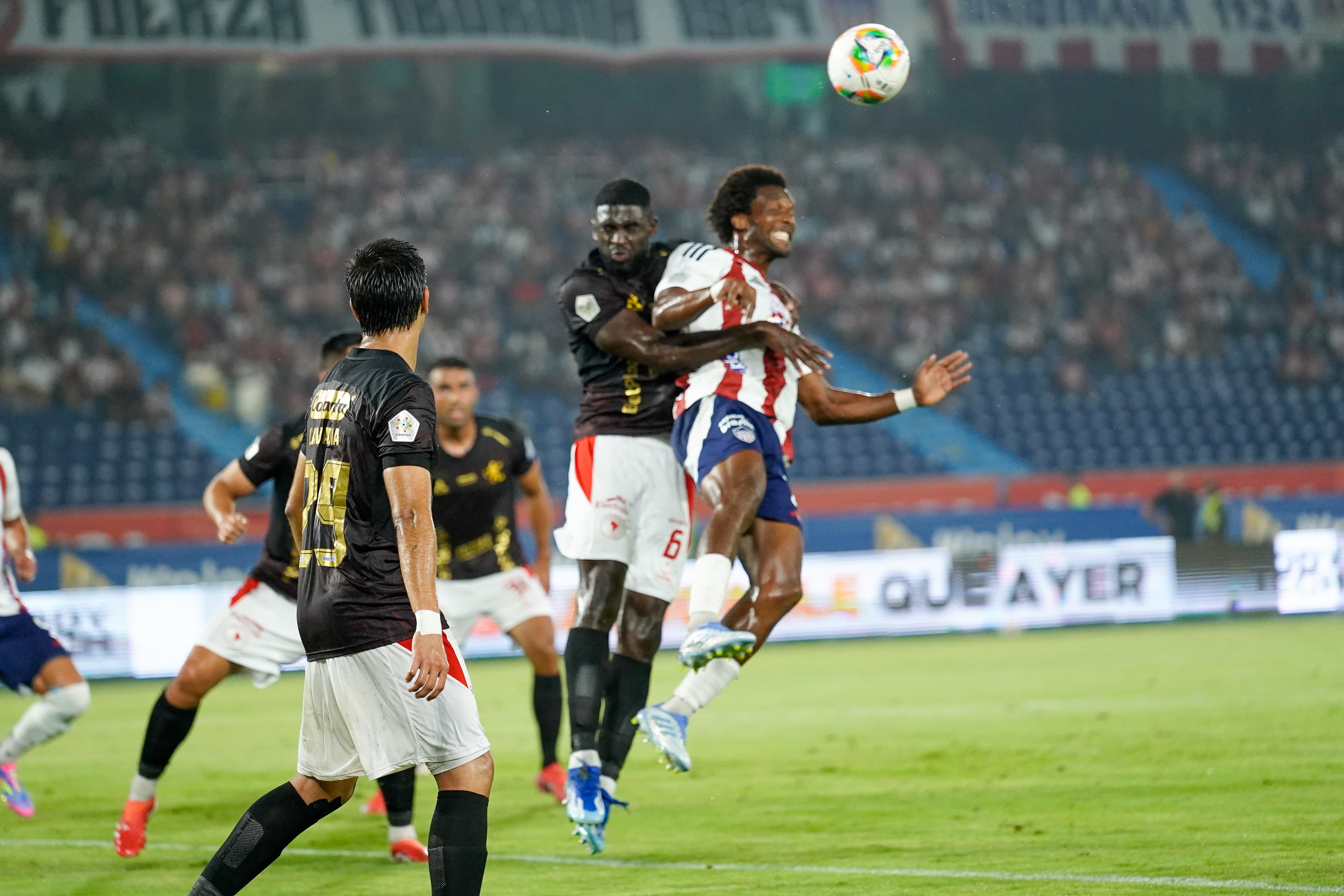 Didier Moreno cabeceando la pelota.