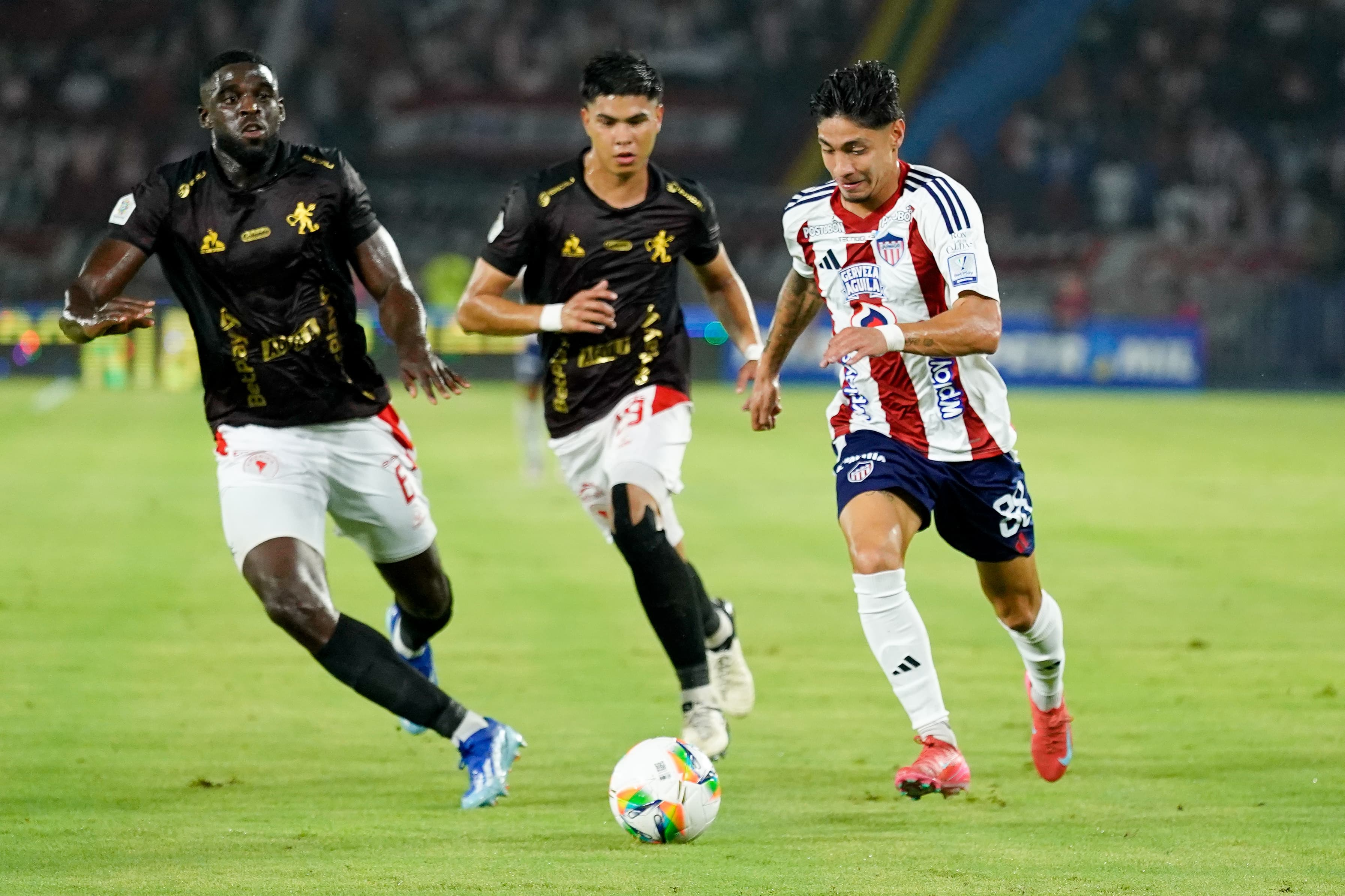 Bryan Castrillón encarando a la defensa del América.