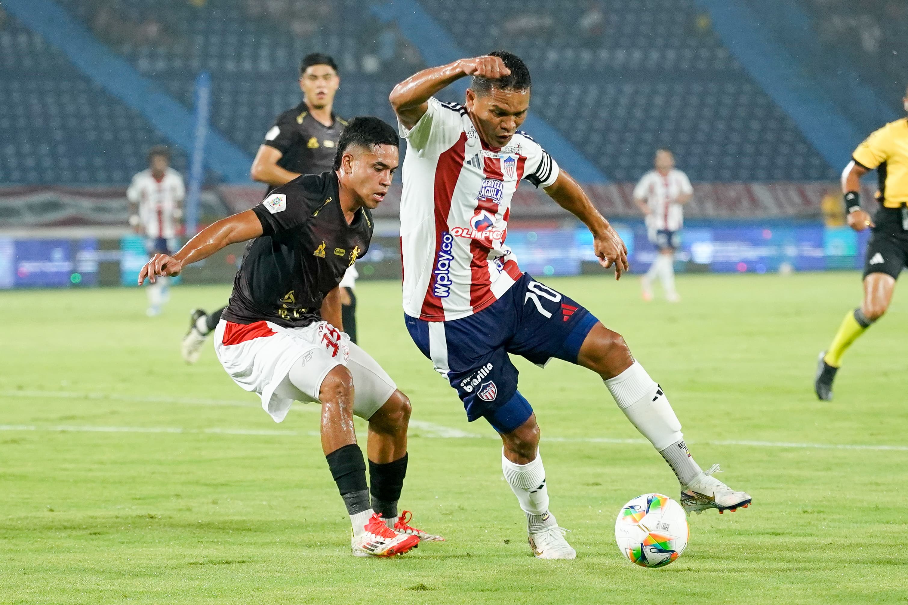 Carlos Bacca controlando la pelota en el área.
