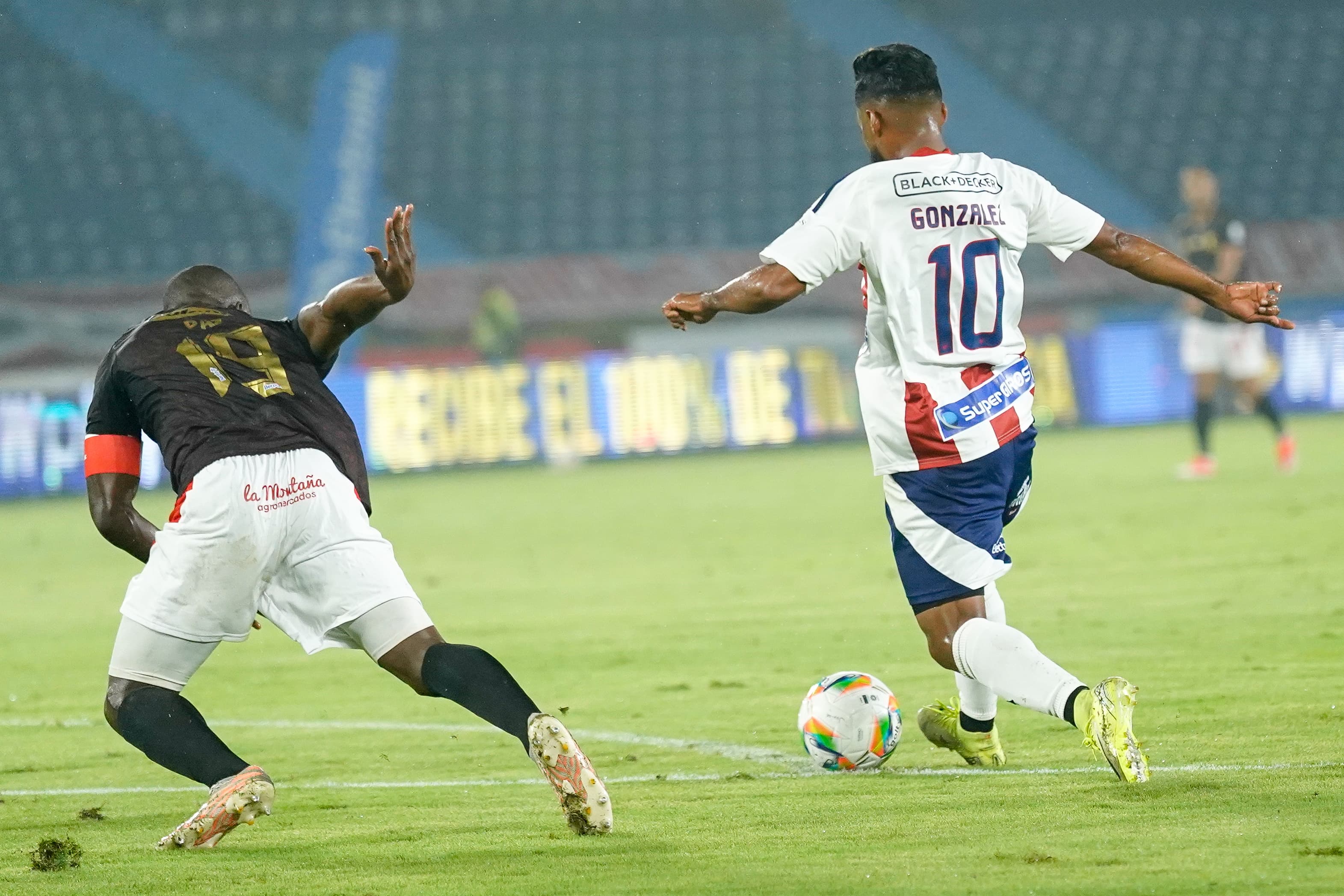 Luis 'Cariaco' González ante la marca rival.