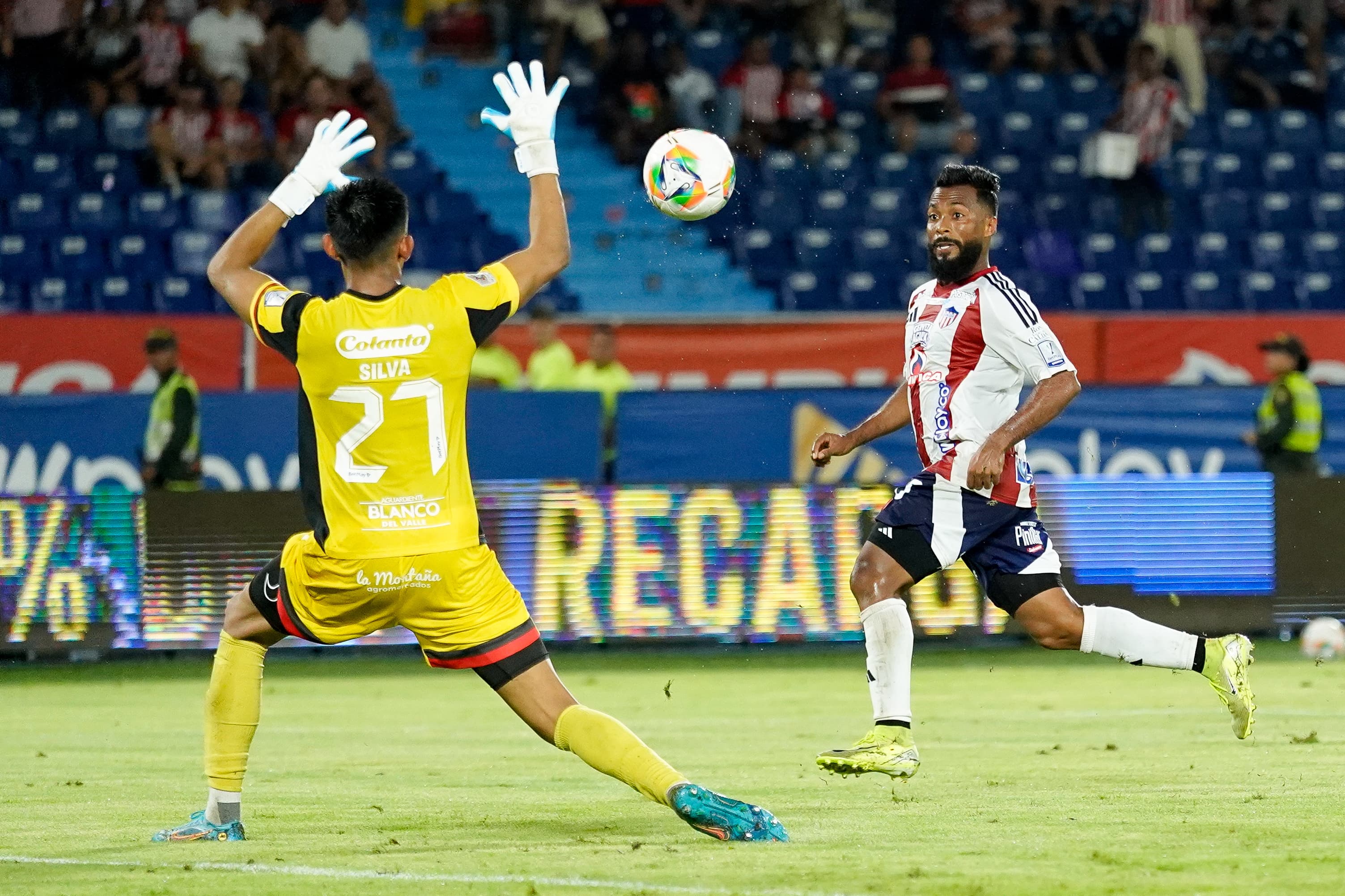 'Cariaco' González desperdició una oportunidad frente al arco.