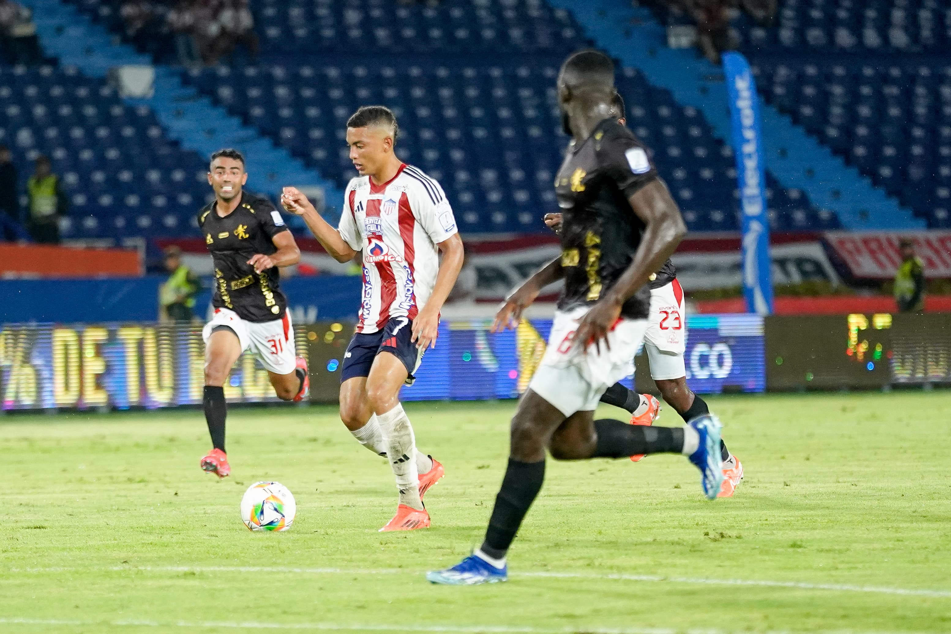 El juvenil Jordan Barrera fue titular.