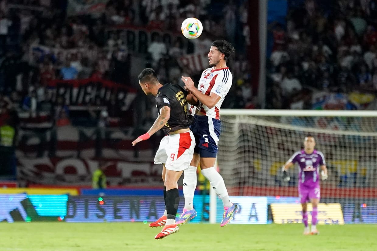 El defensor Daniel Rivera despejando la esférica.