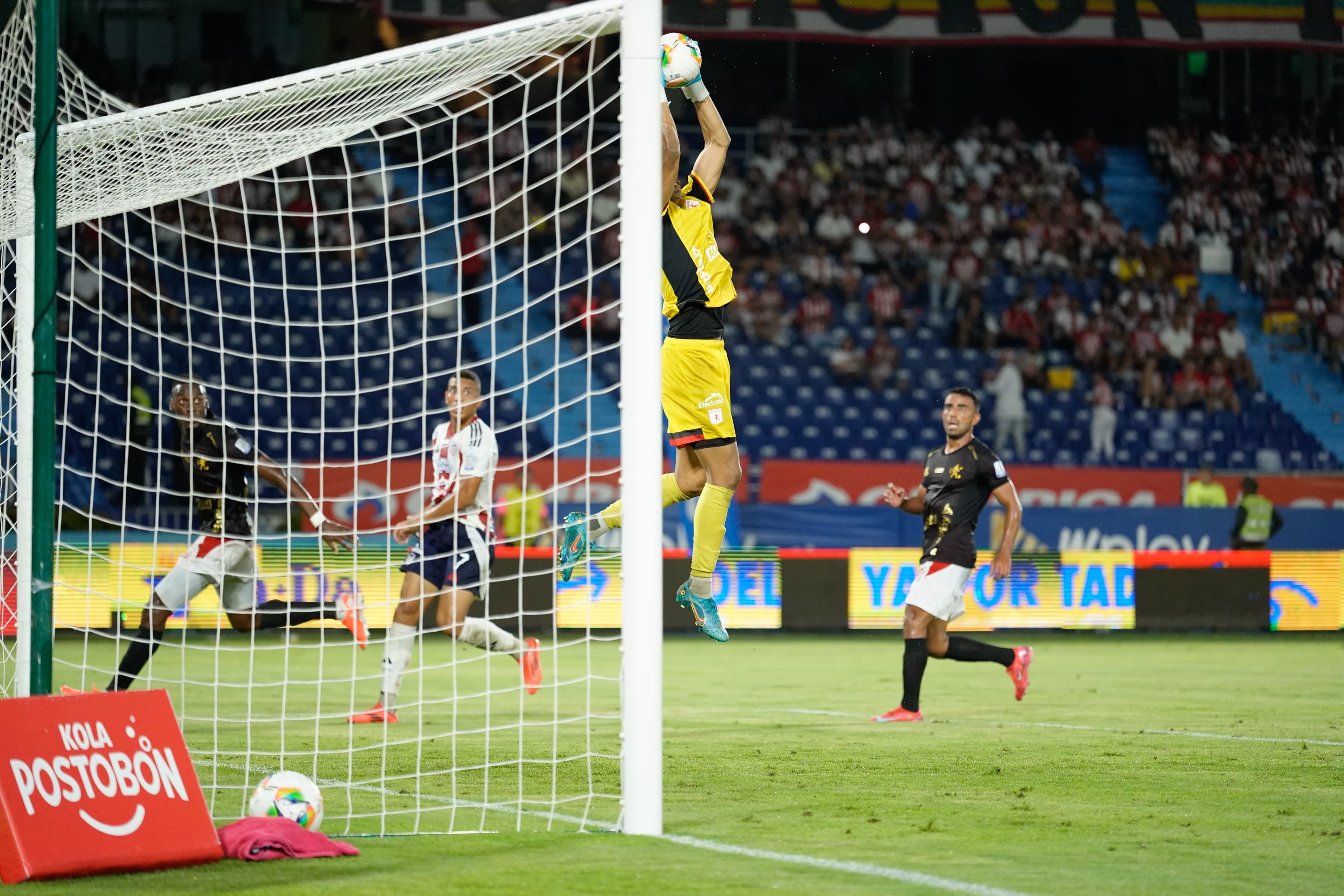 El arquero del América, Santiago Silva, controlando un disparo de Jordan Barrera.