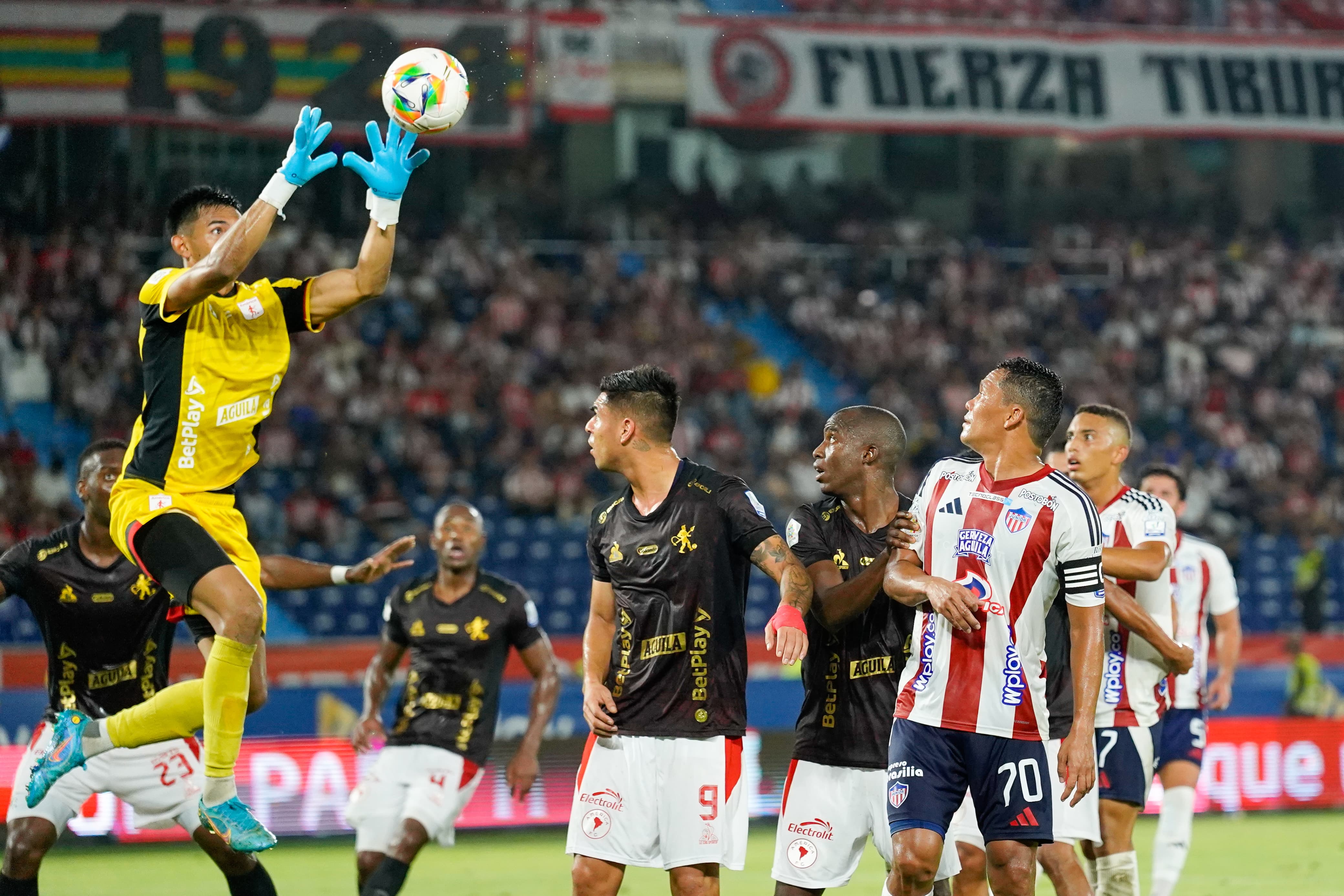 Santiago Silva cortando un centro.