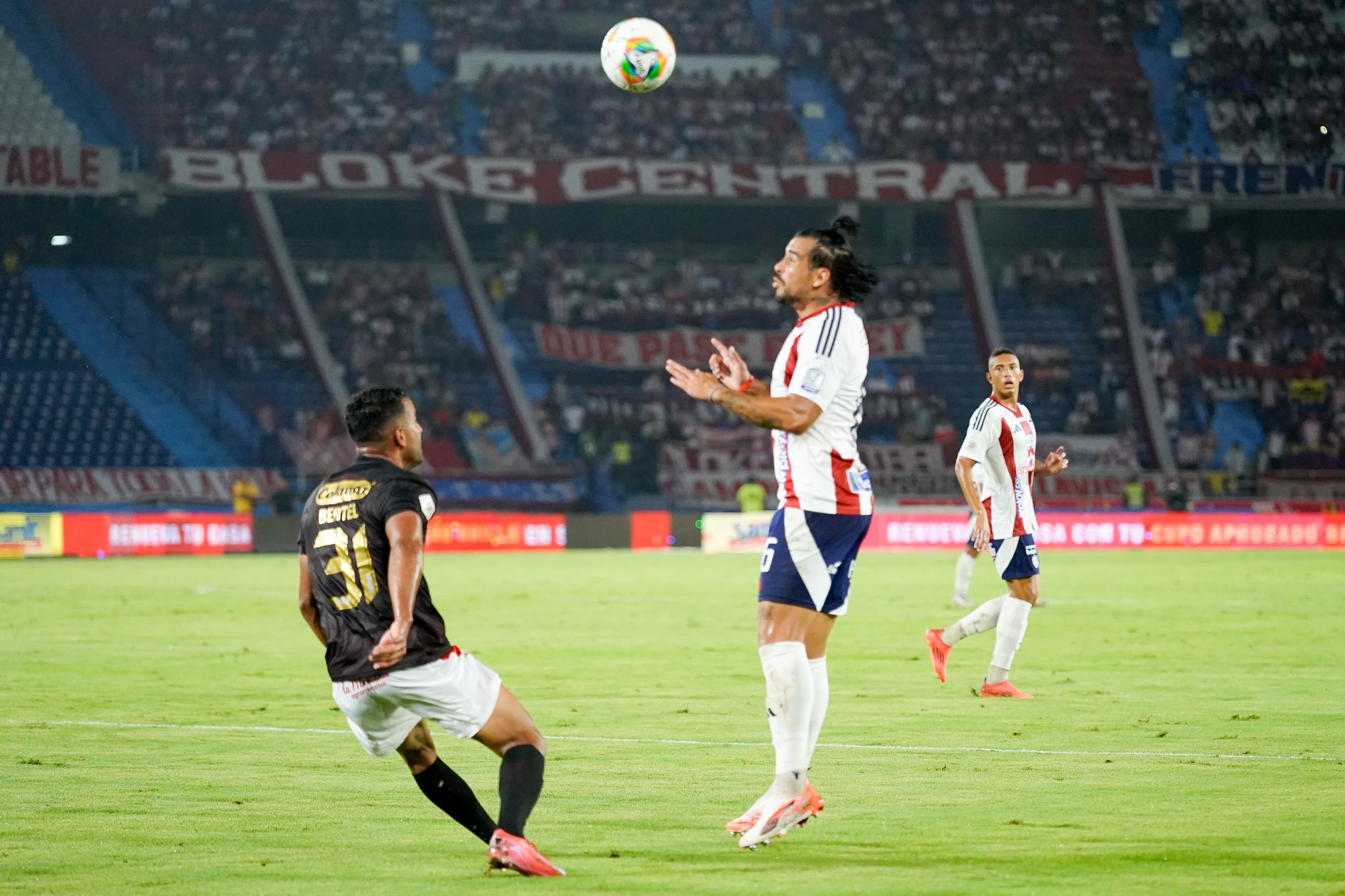 El paraguayo Javier Báez despejando la esférica.