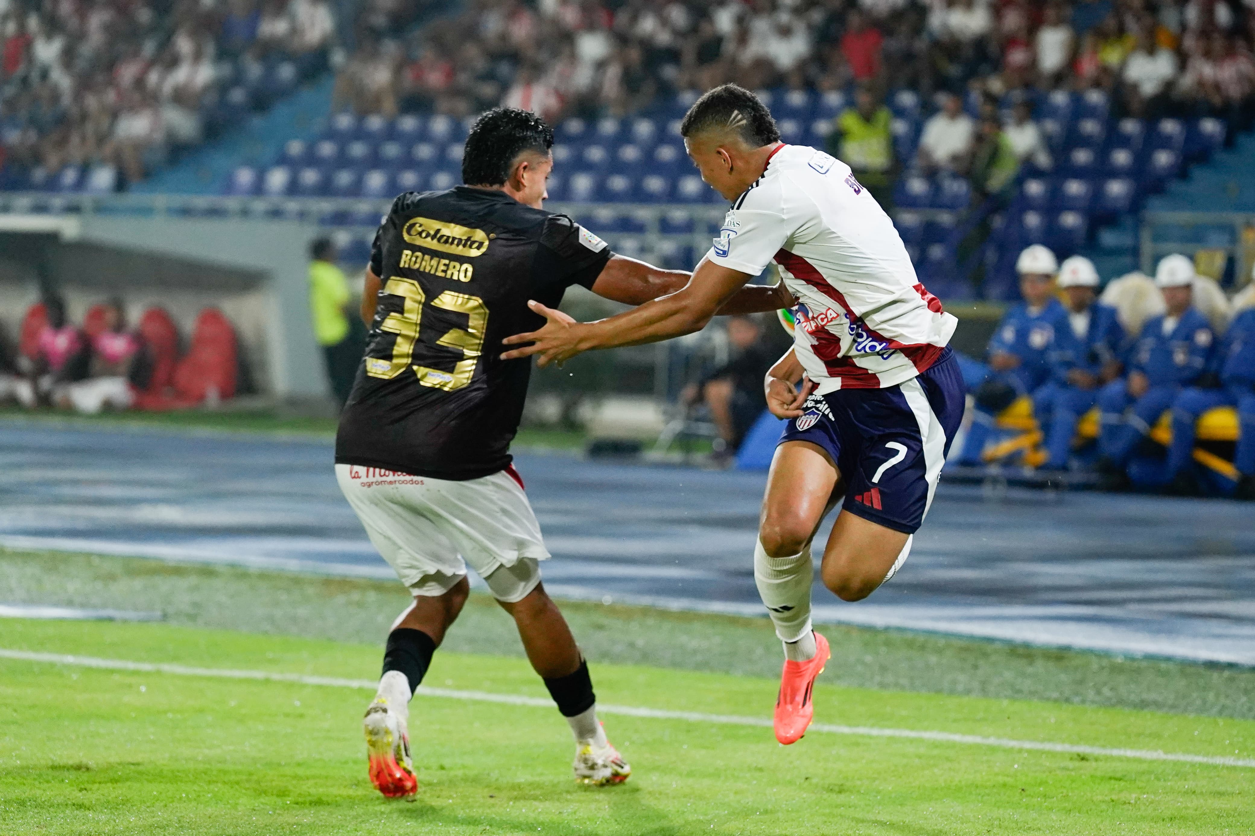 Jordan Barrera intenta una gambeta ante su rival.