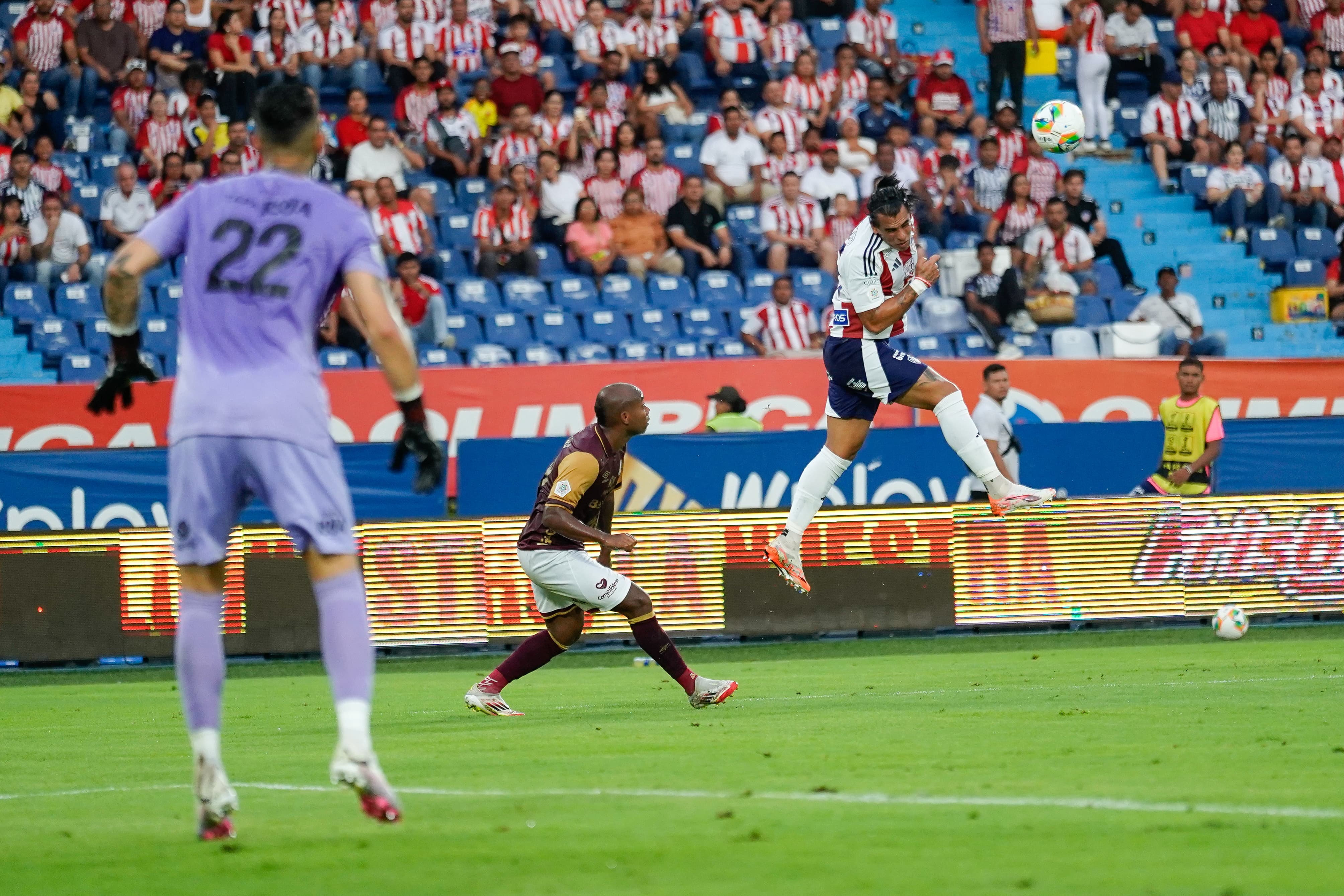 Cabezazo de Javier Baéz. 