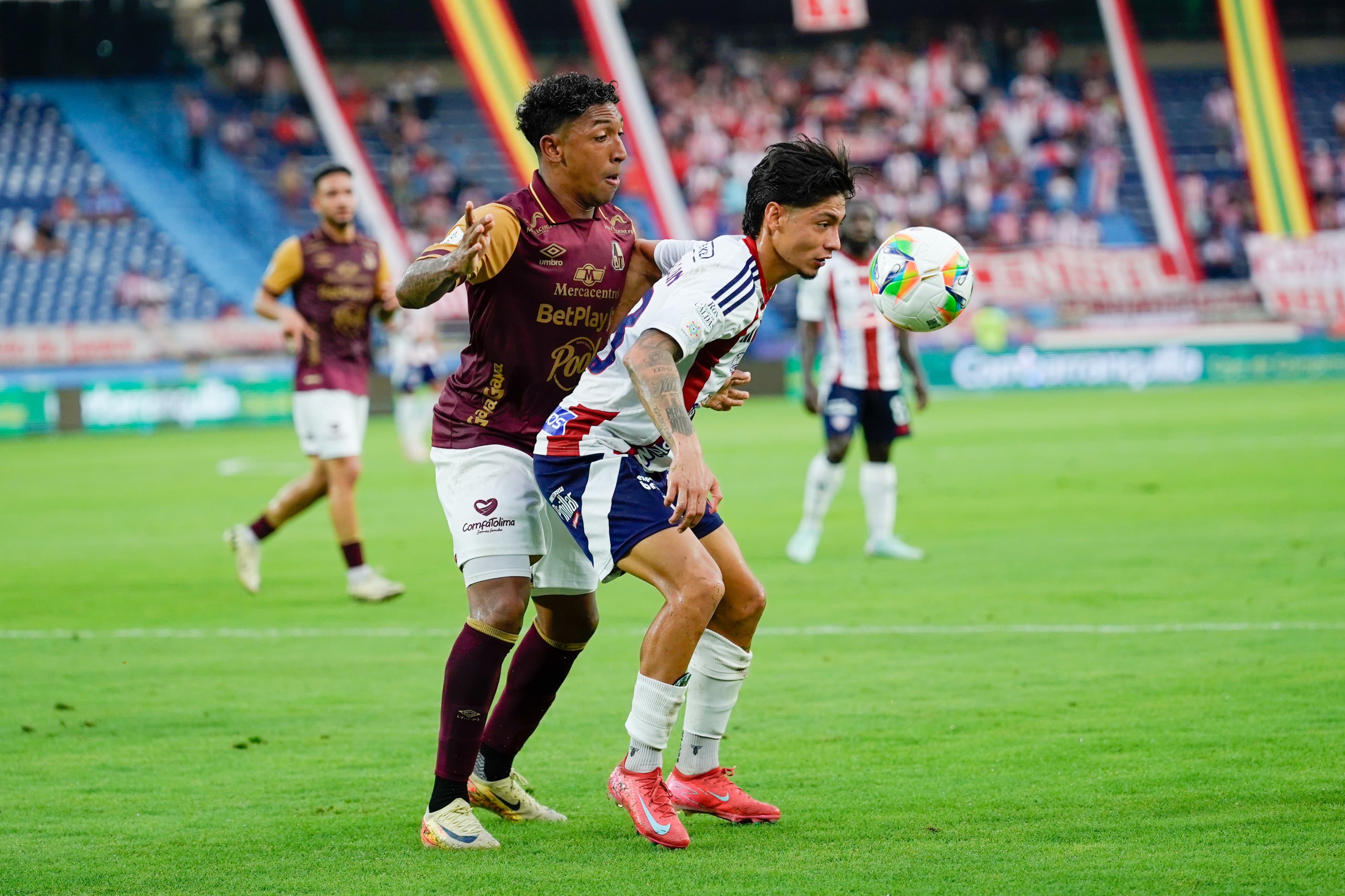 Castrillón disputando un balón.