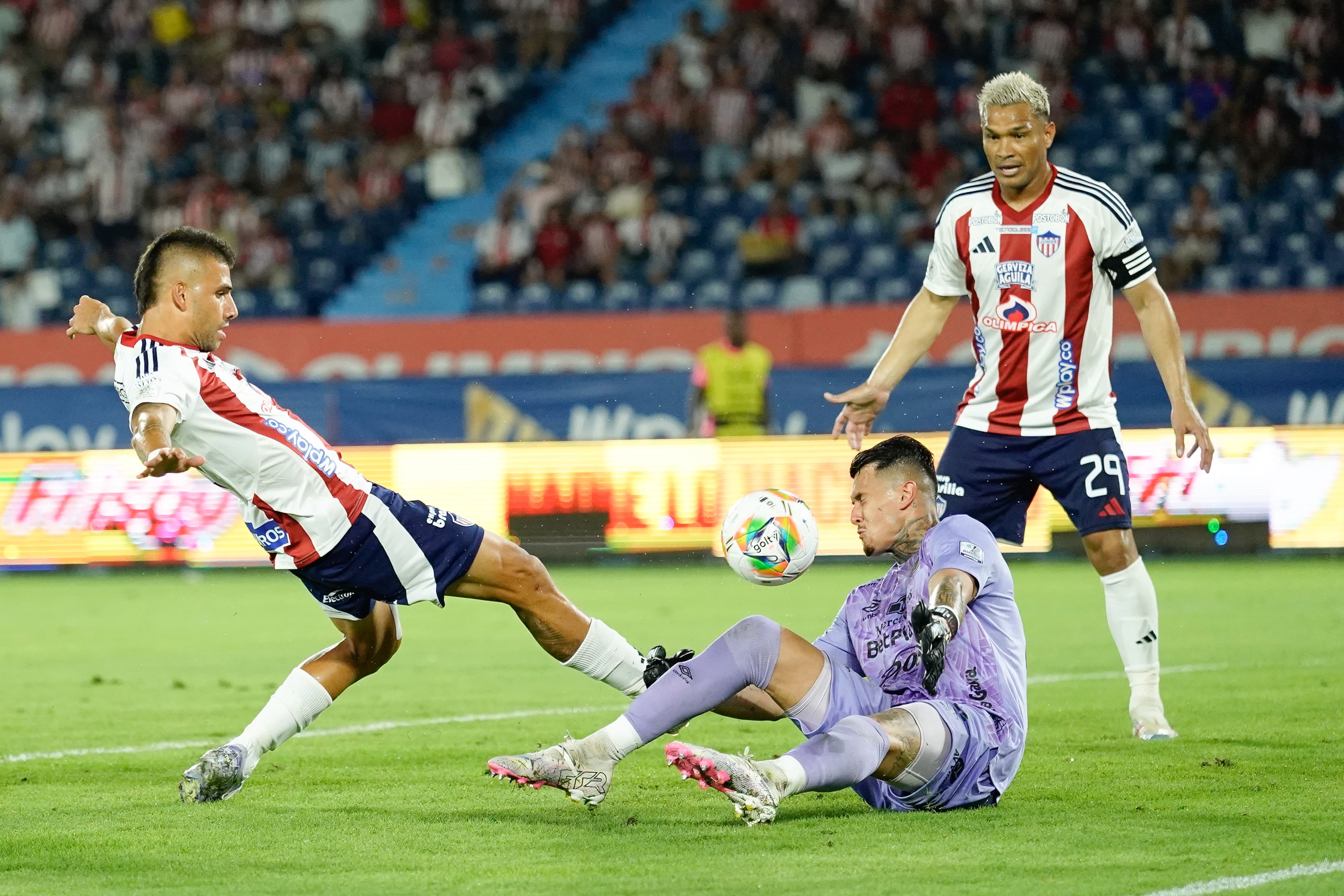 Opción de gol desperdiciada por Steven Rodríguez.