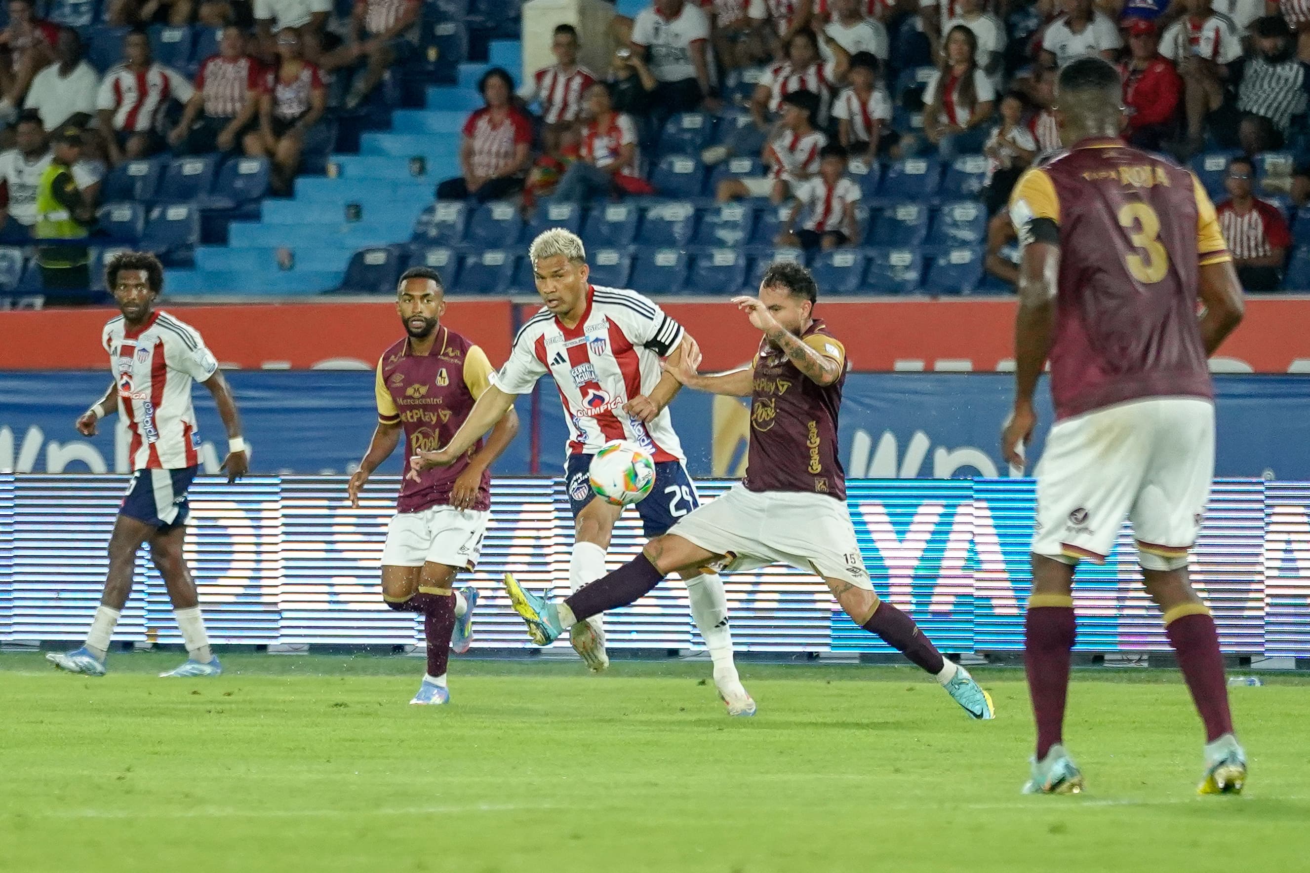 Jugada de ataque de Teo Gutiérrez.