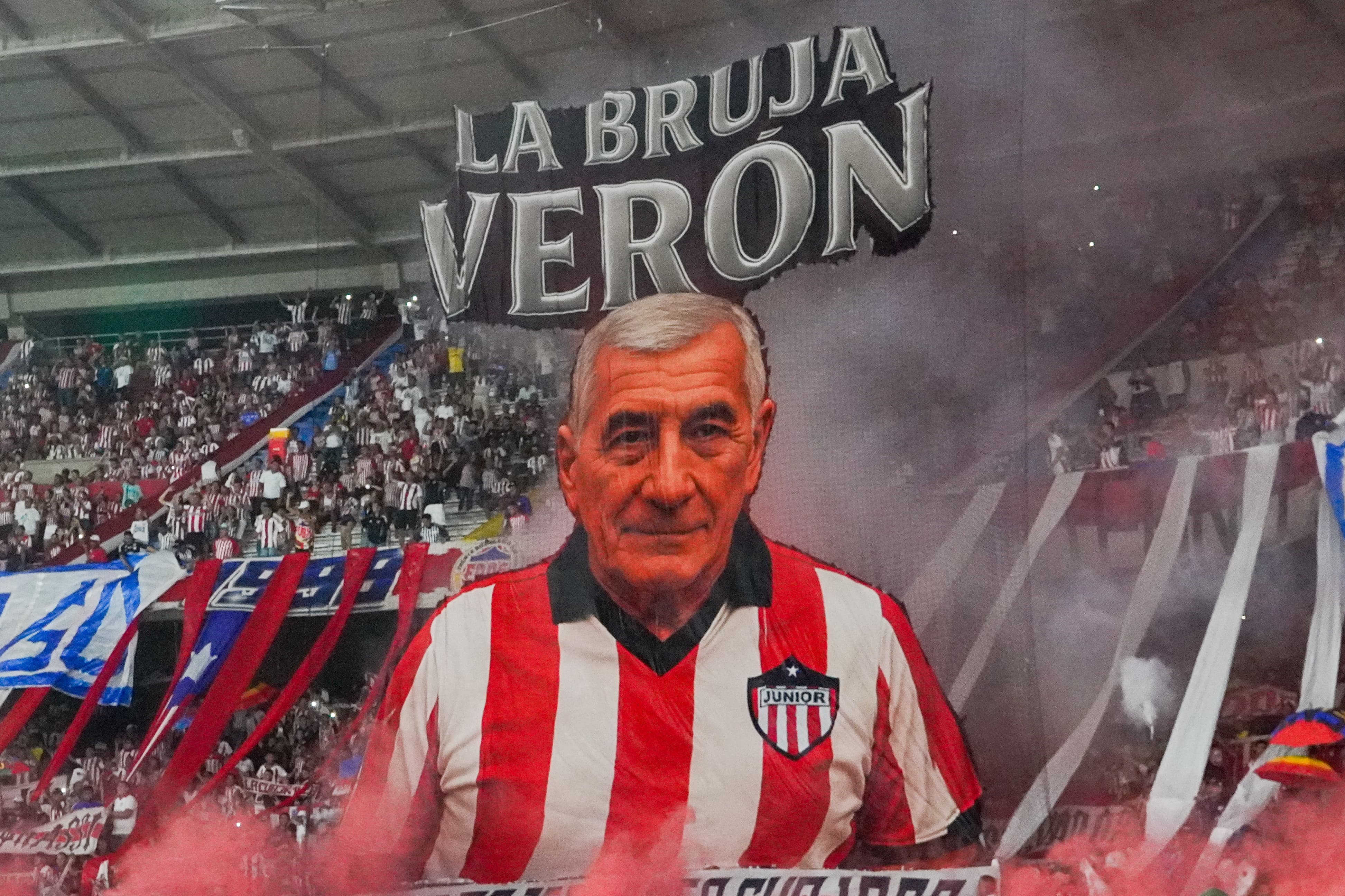 Homenaje a Juan Ramón Verón en el estadio Metropolitano