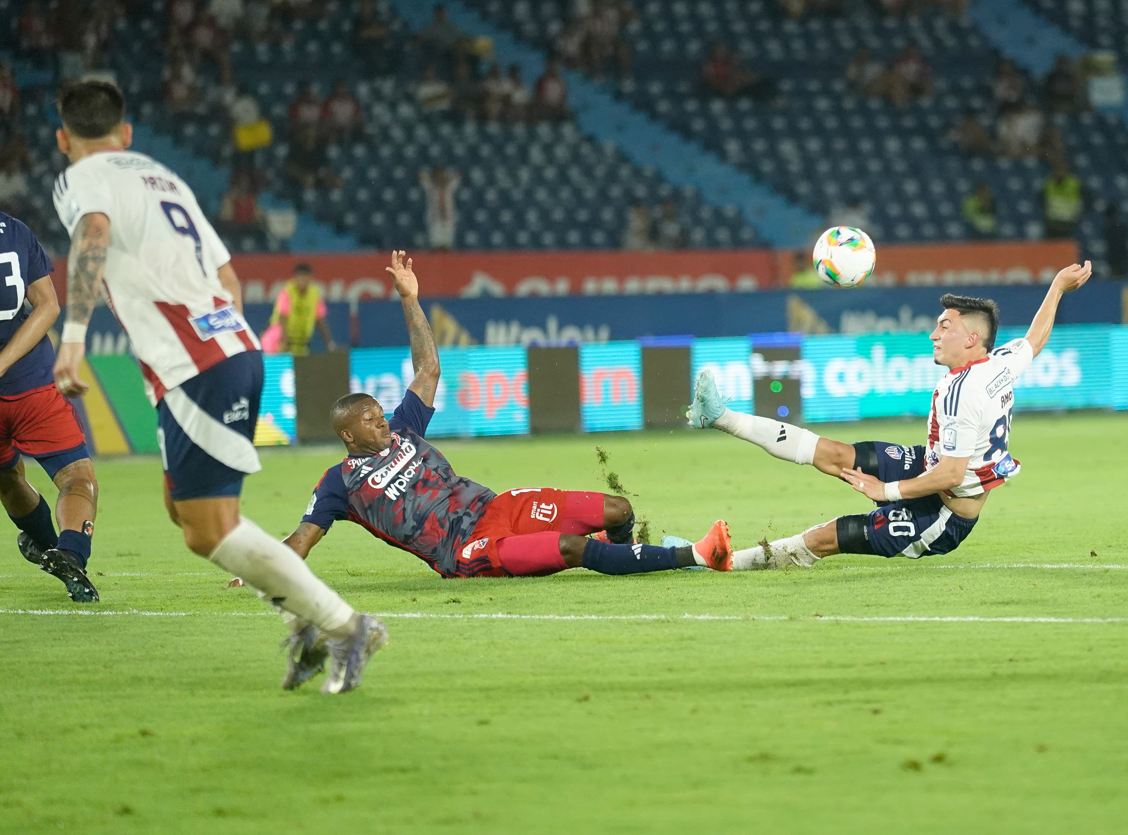 Ángel se resbaló al patear un balón.