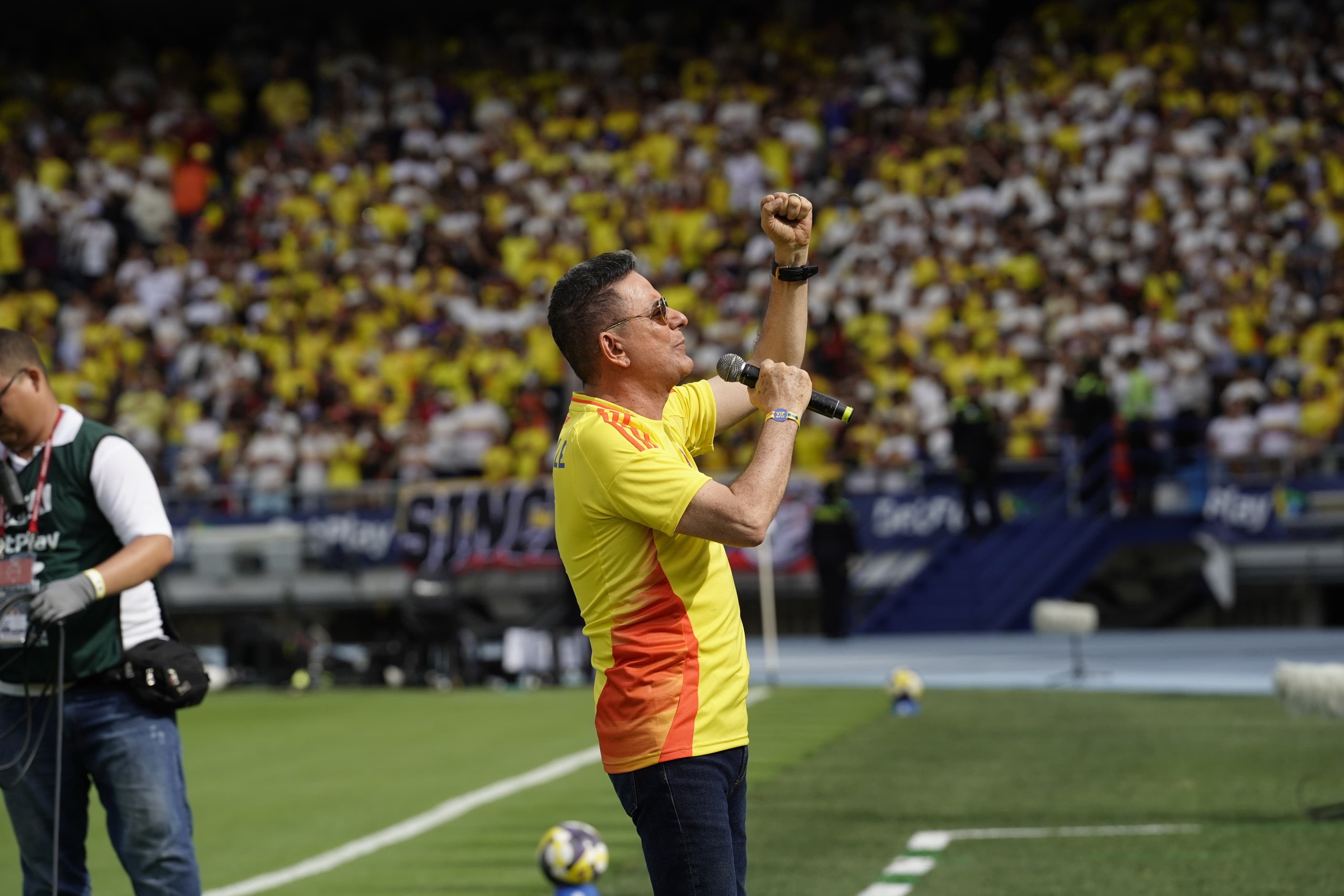 El cantautor Iván Ovalle interpretando el Himno Nacional en el estadio Metropolitano.