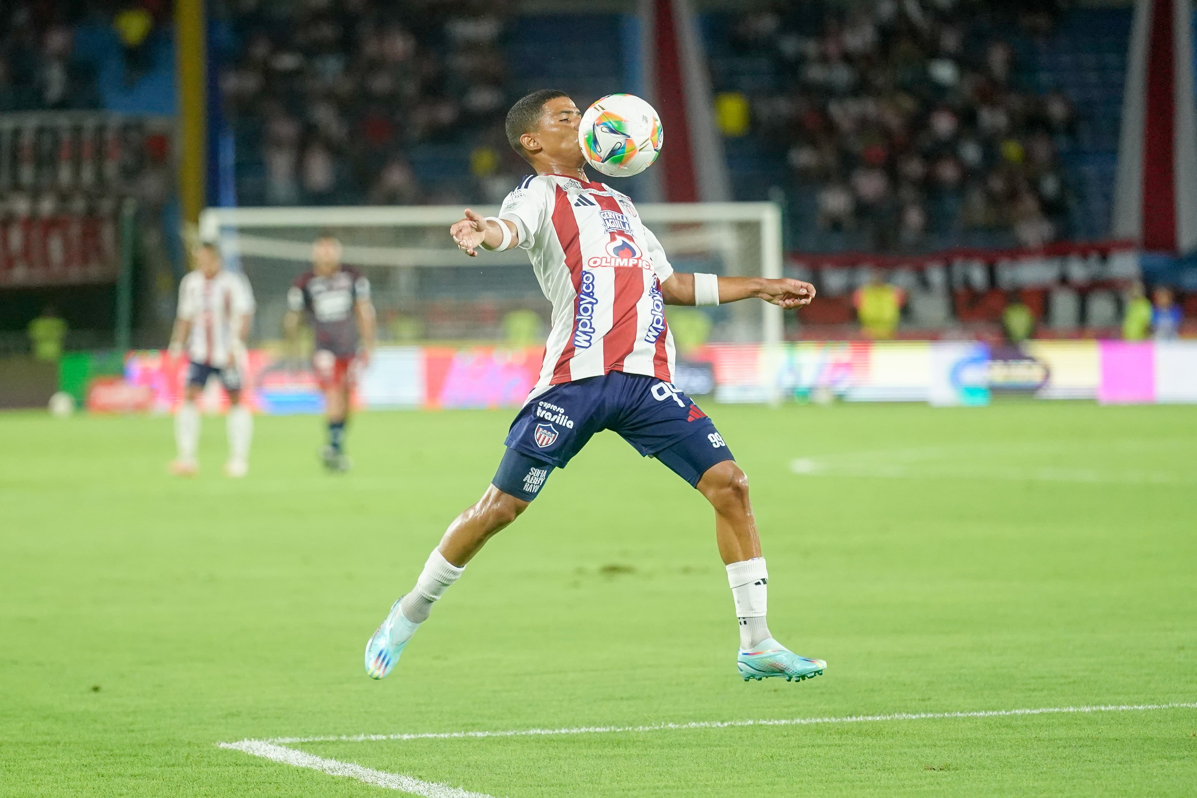 José Enamorado controlando la pelota con el pecho.