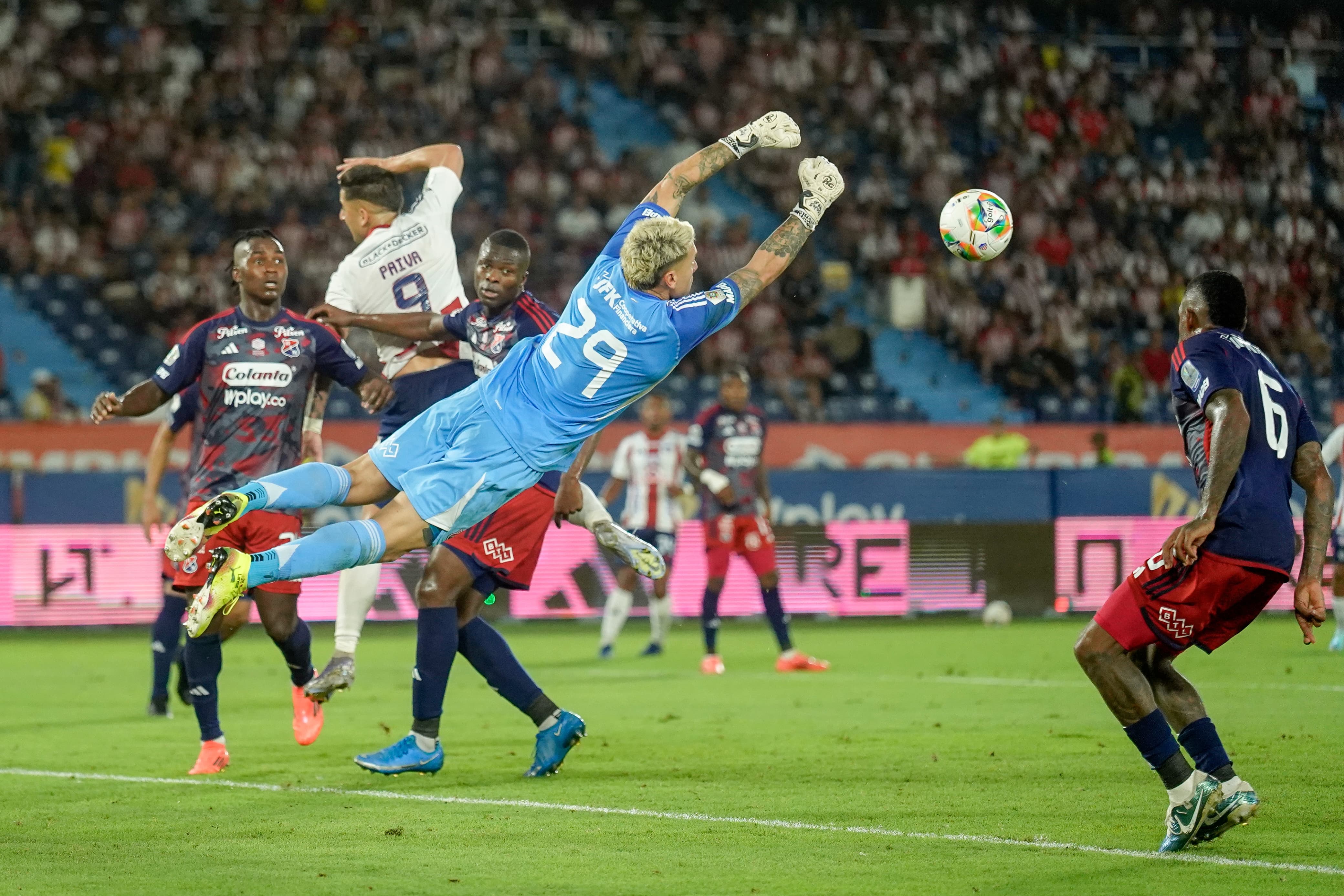 Aguerre despeja un centro.