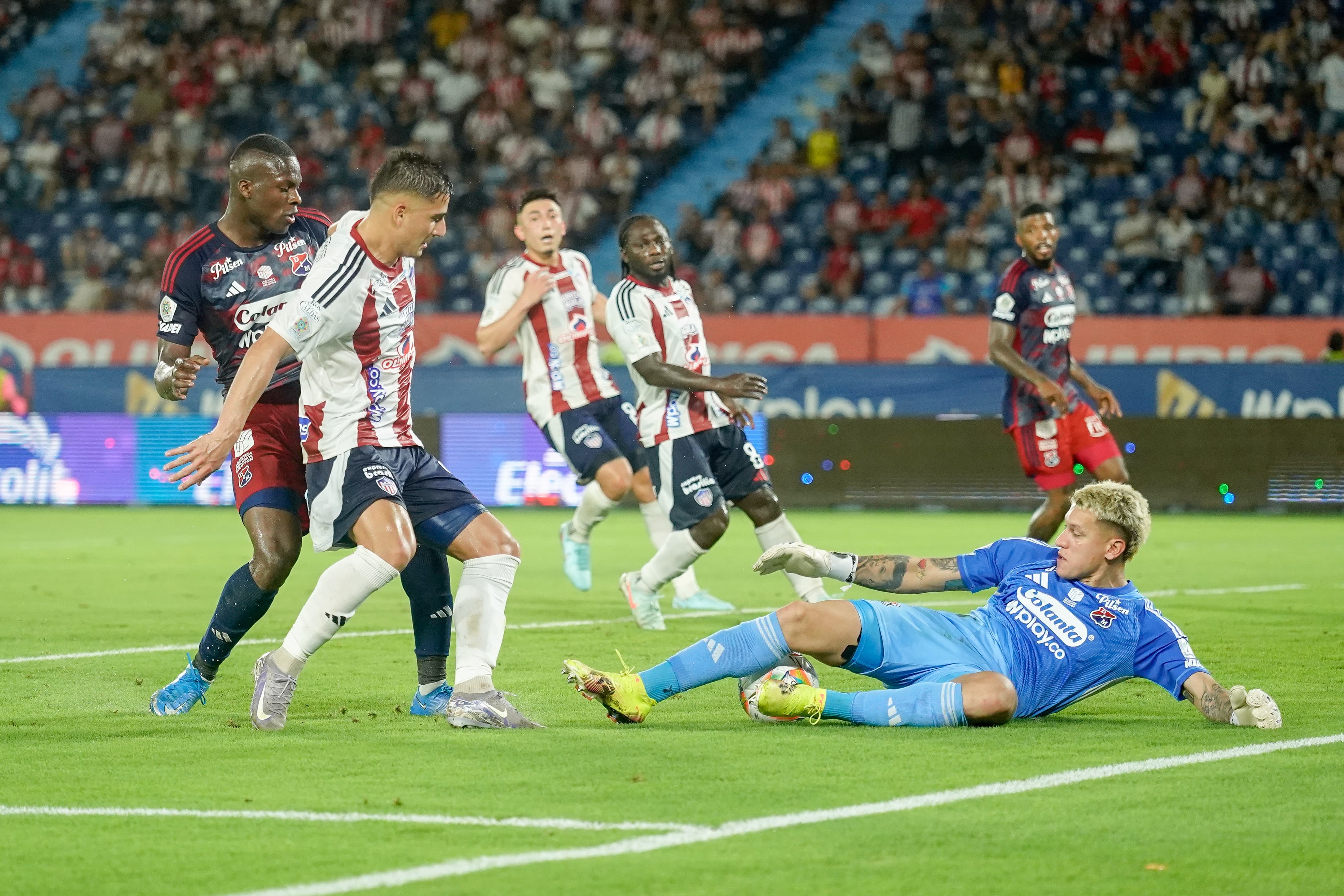 Aguerre se queda con un disparo de Guillermo Paiva.