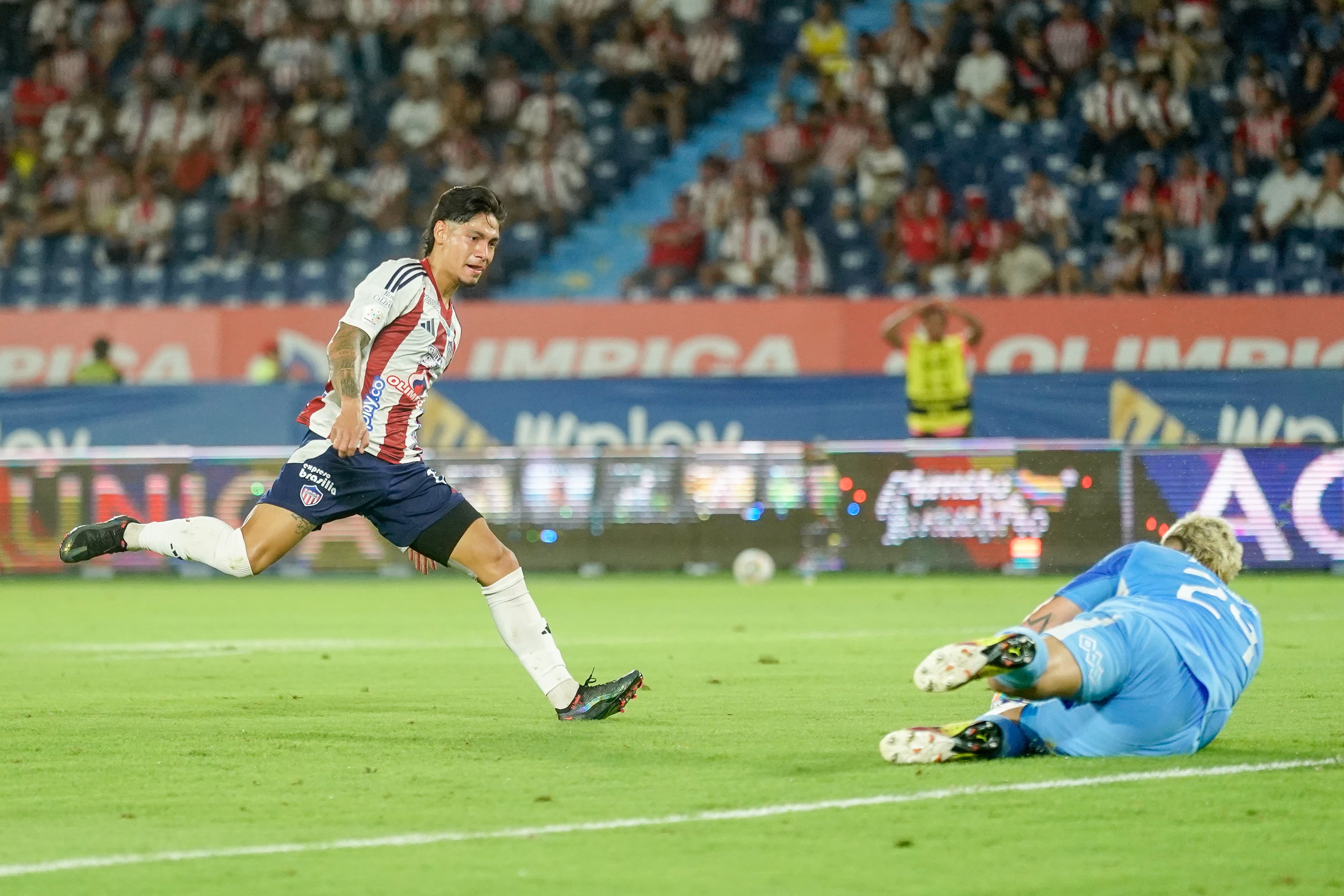 Bryan Castrillón disparando contra el arquero de Medellín.