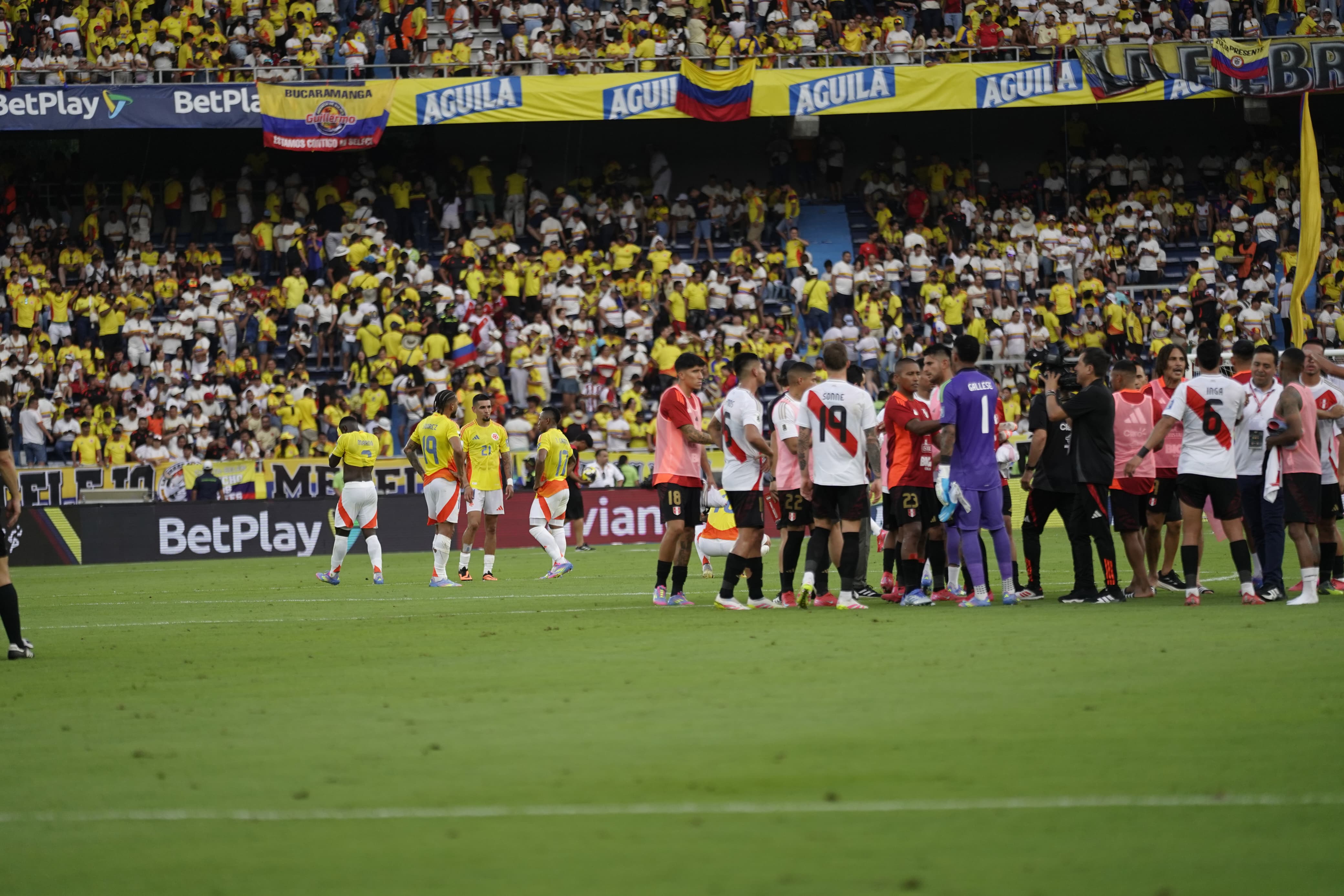 La desazón de los jugadores colombianos tras el empate.