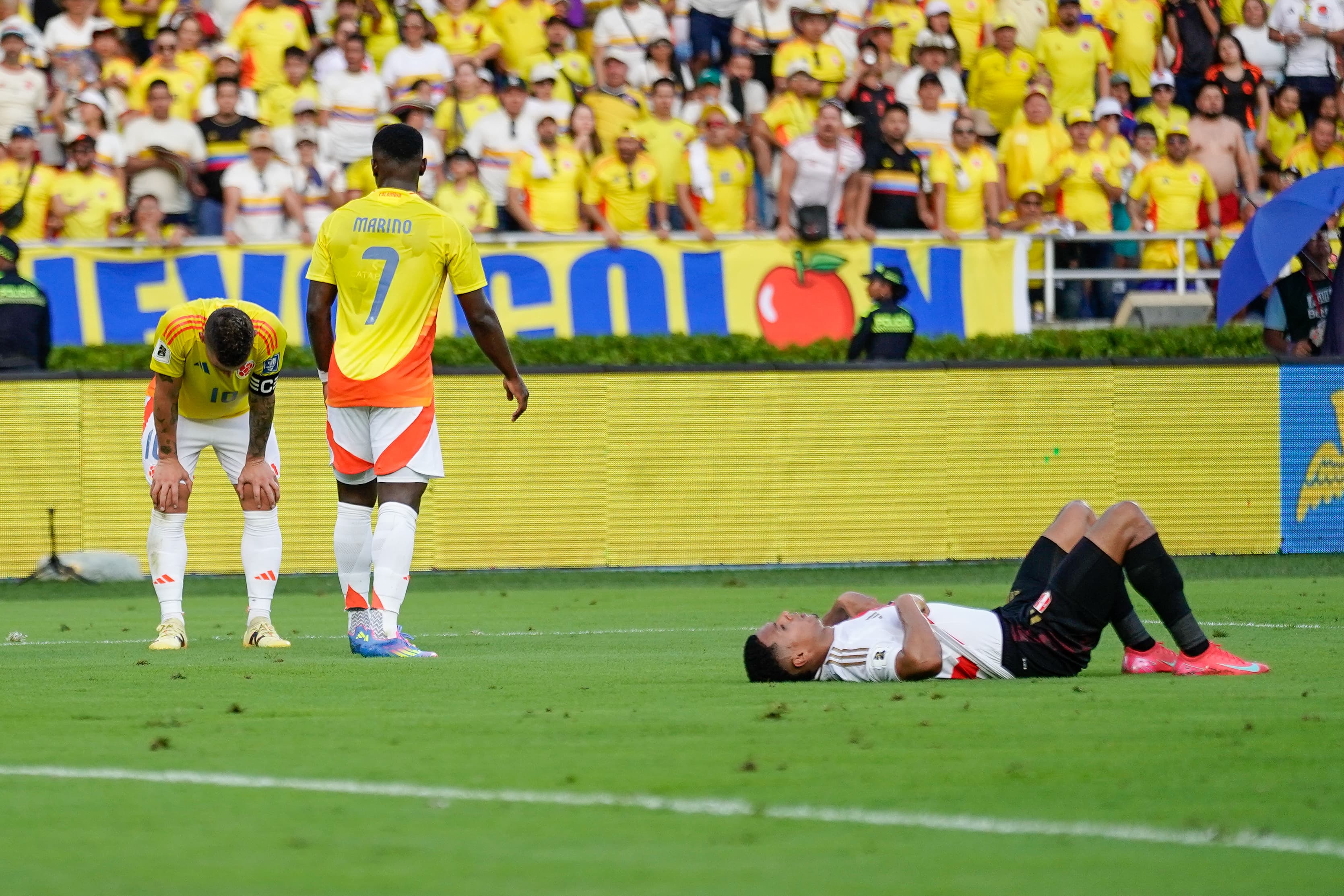 James Rodríguez y Marino Hinestroza se lamentan en una acción de ataque.
