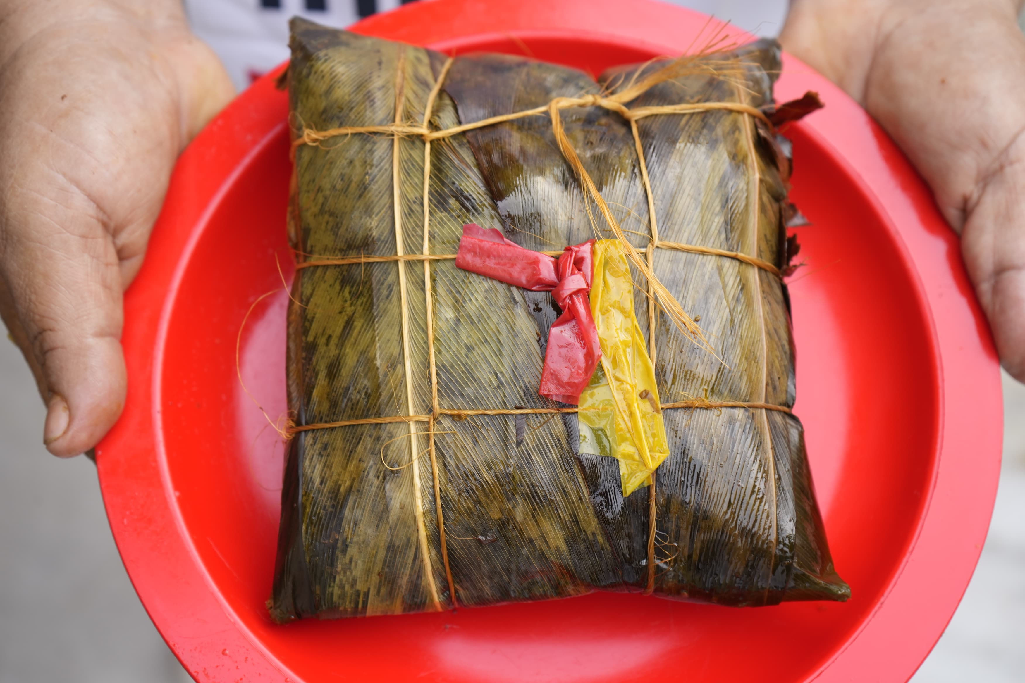 Pastel envuelto en hoja de bijao.