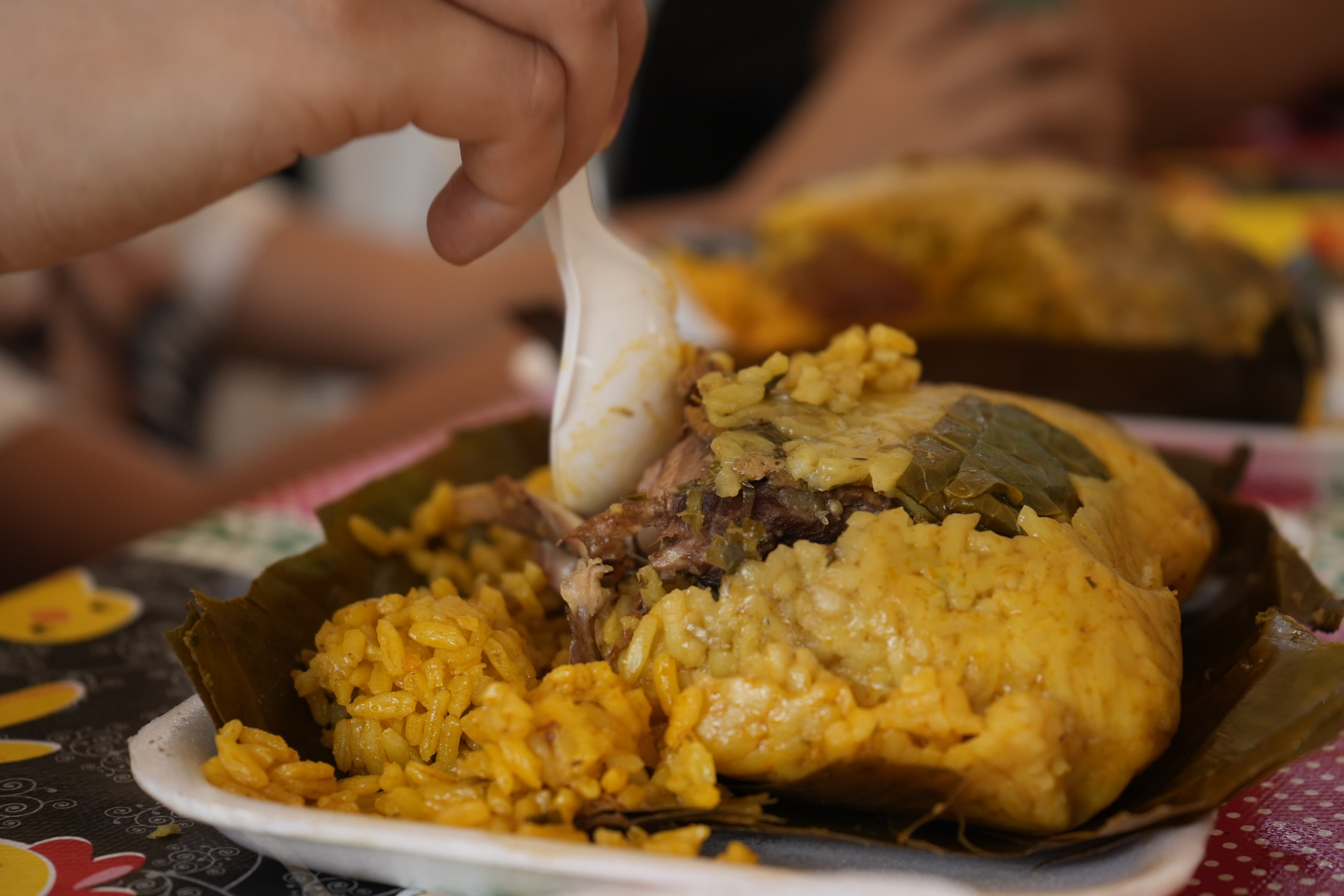 Pastel envuelto en hoja de bijao.