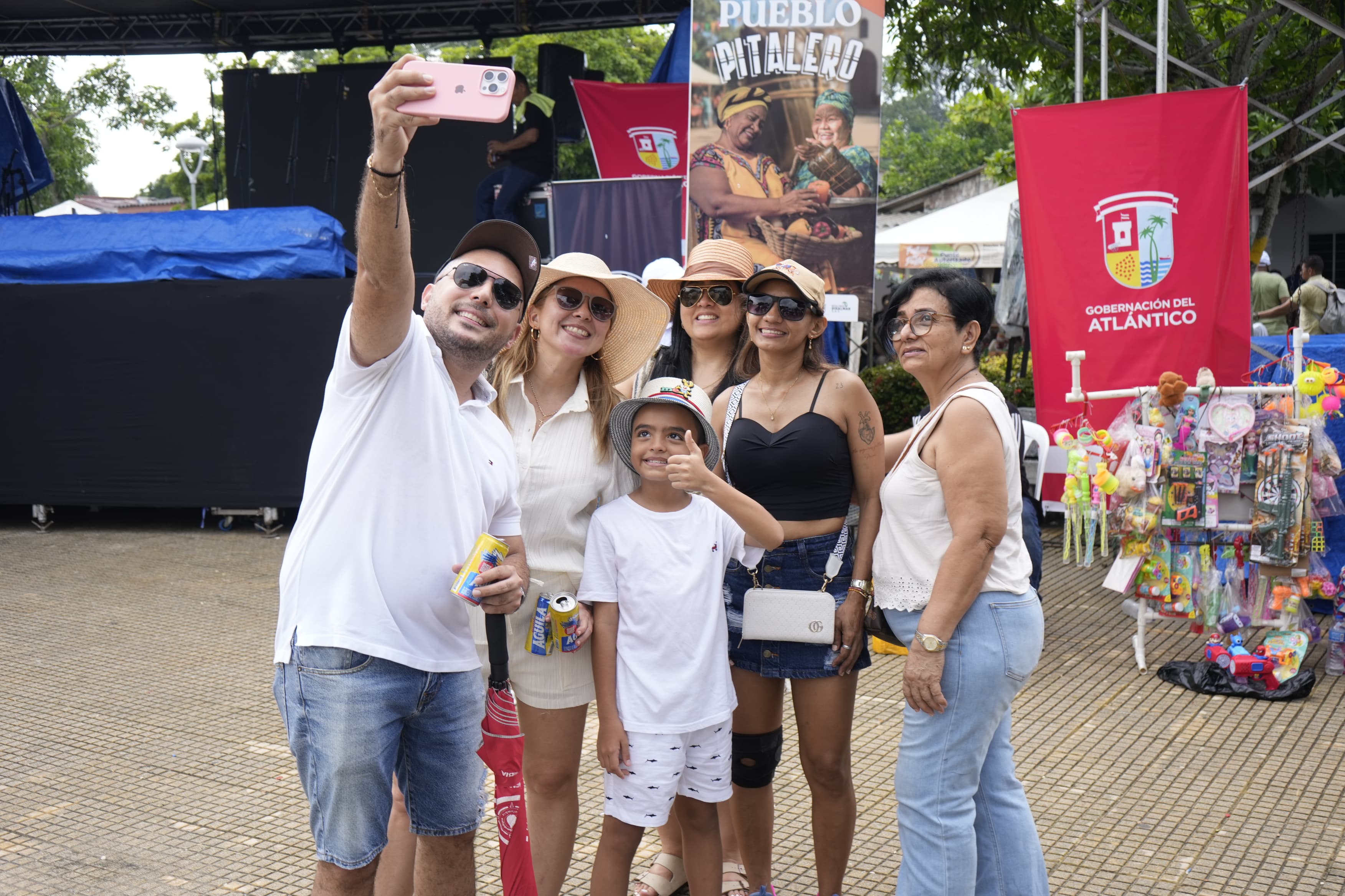 Asistentes al Festival del Patel en Pital de Megua. 