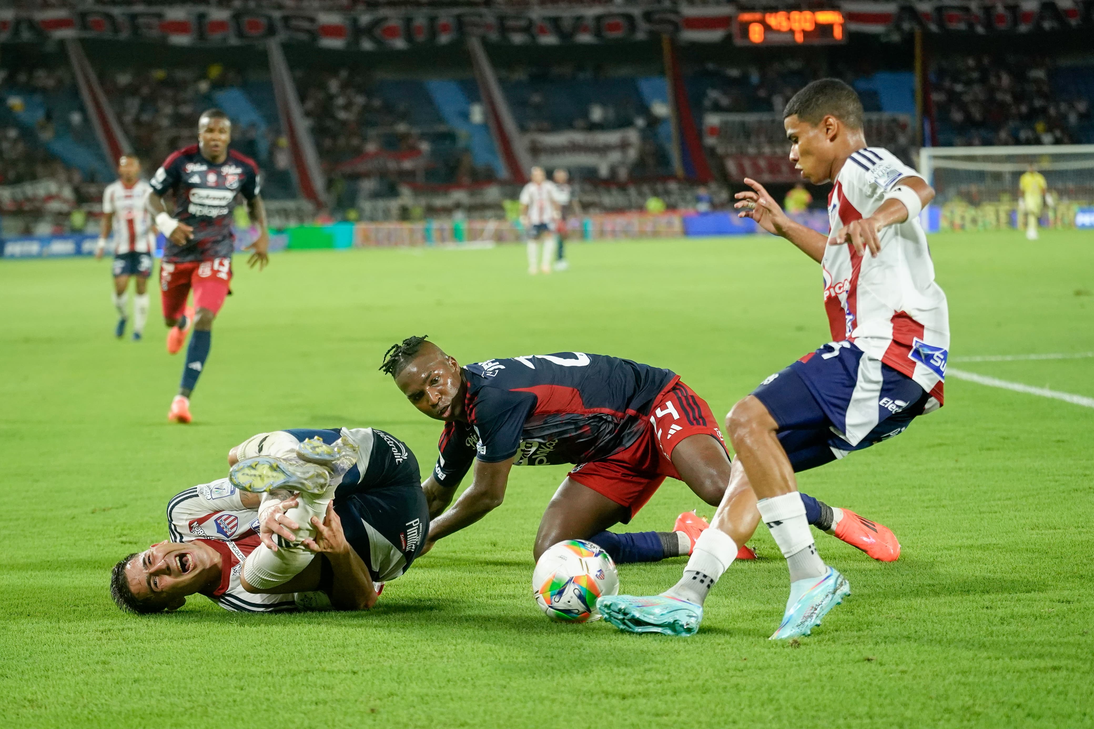 Guillermo Paiva en el piso tras un cruce con José Ortiz.
