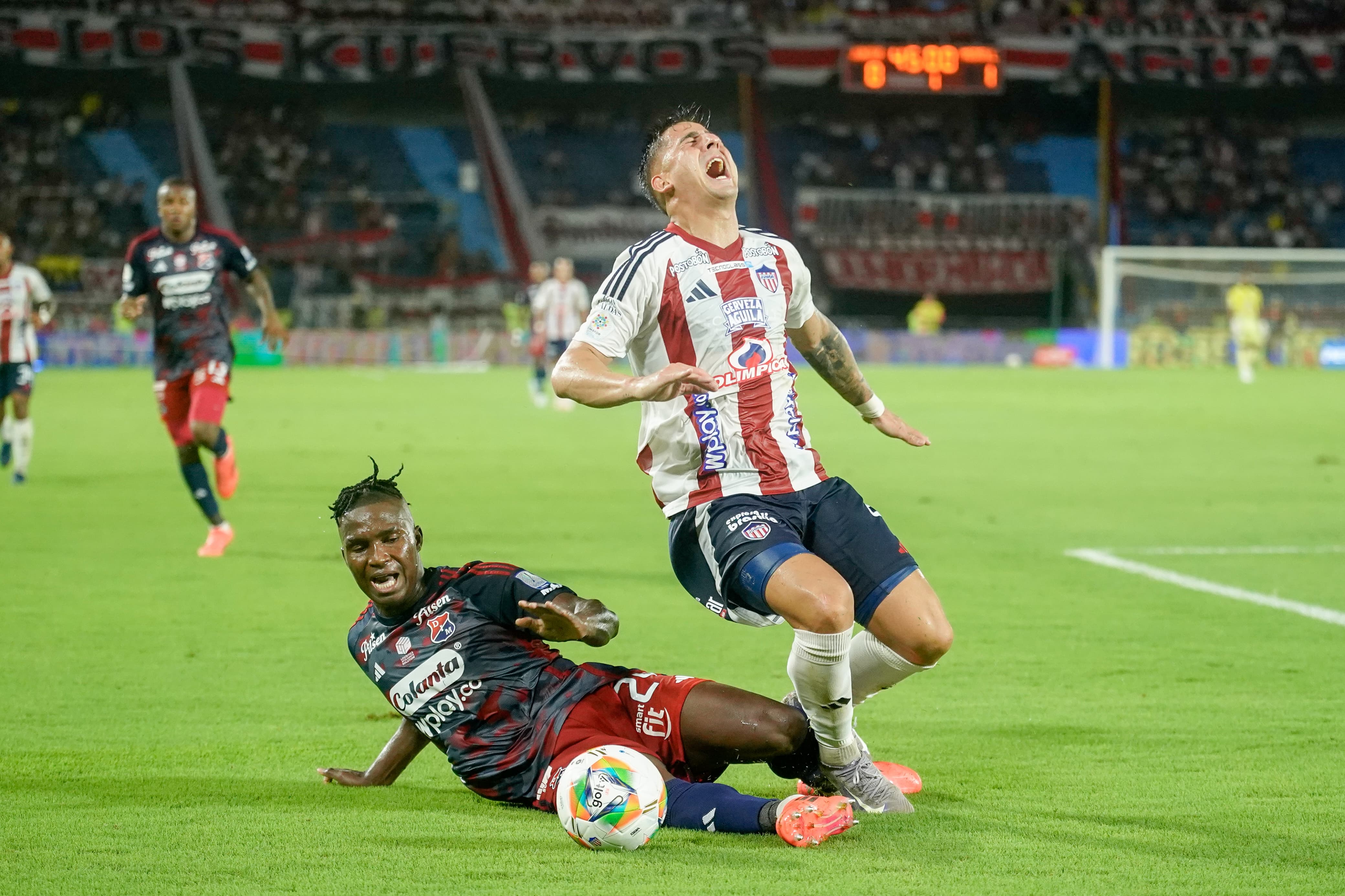 Guillermo Paiva, delantero de Junior, y el defensor del Medellín, José Ortiz.