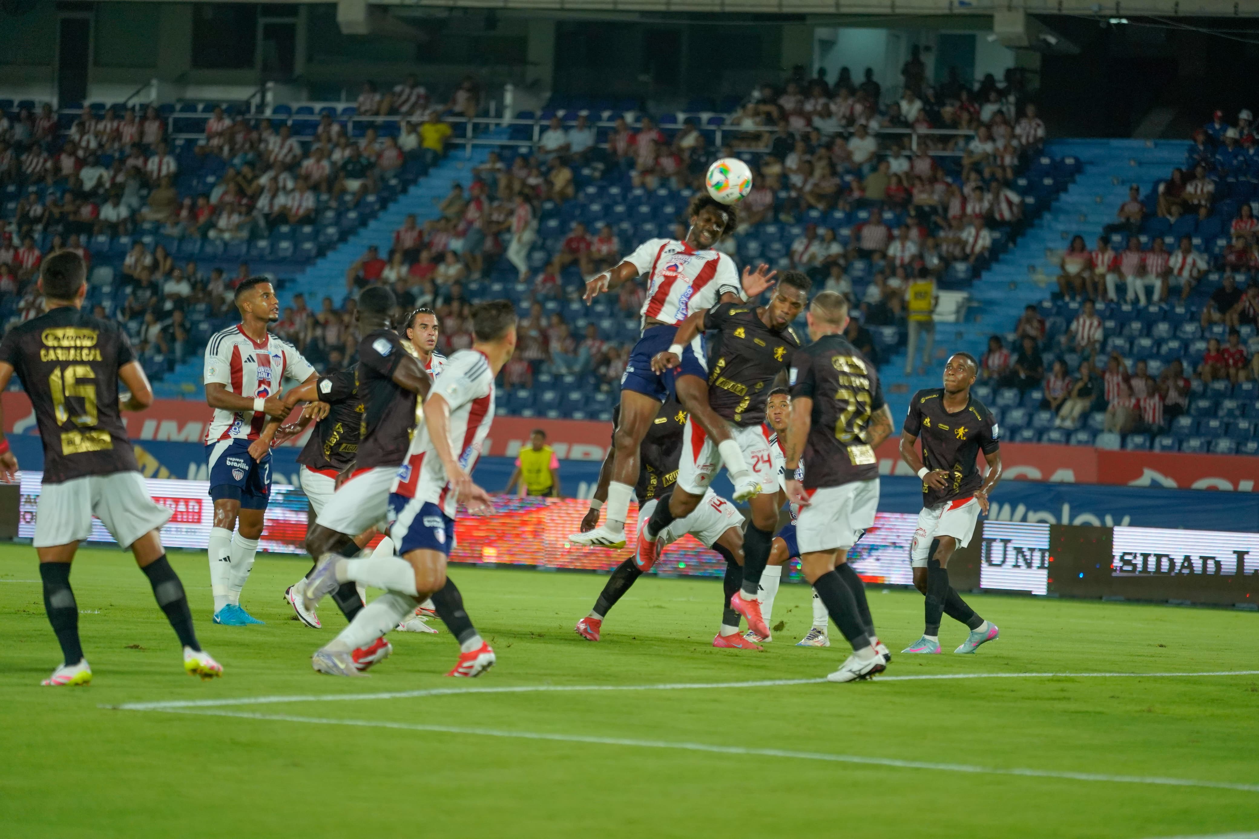 Acción de ataque de Didier Moreno.