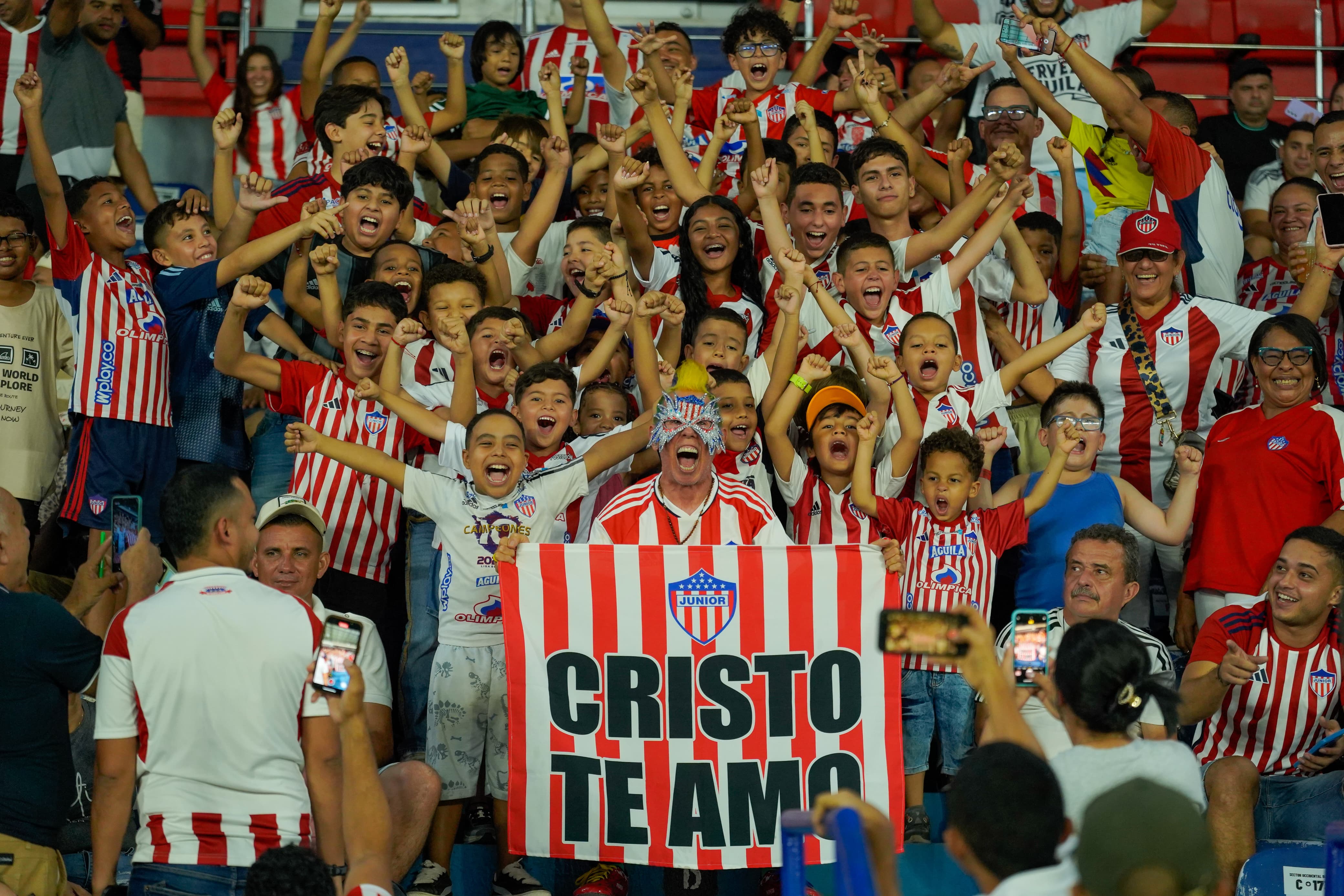 La hinchada rojiblanca que acompañó al equipo.
