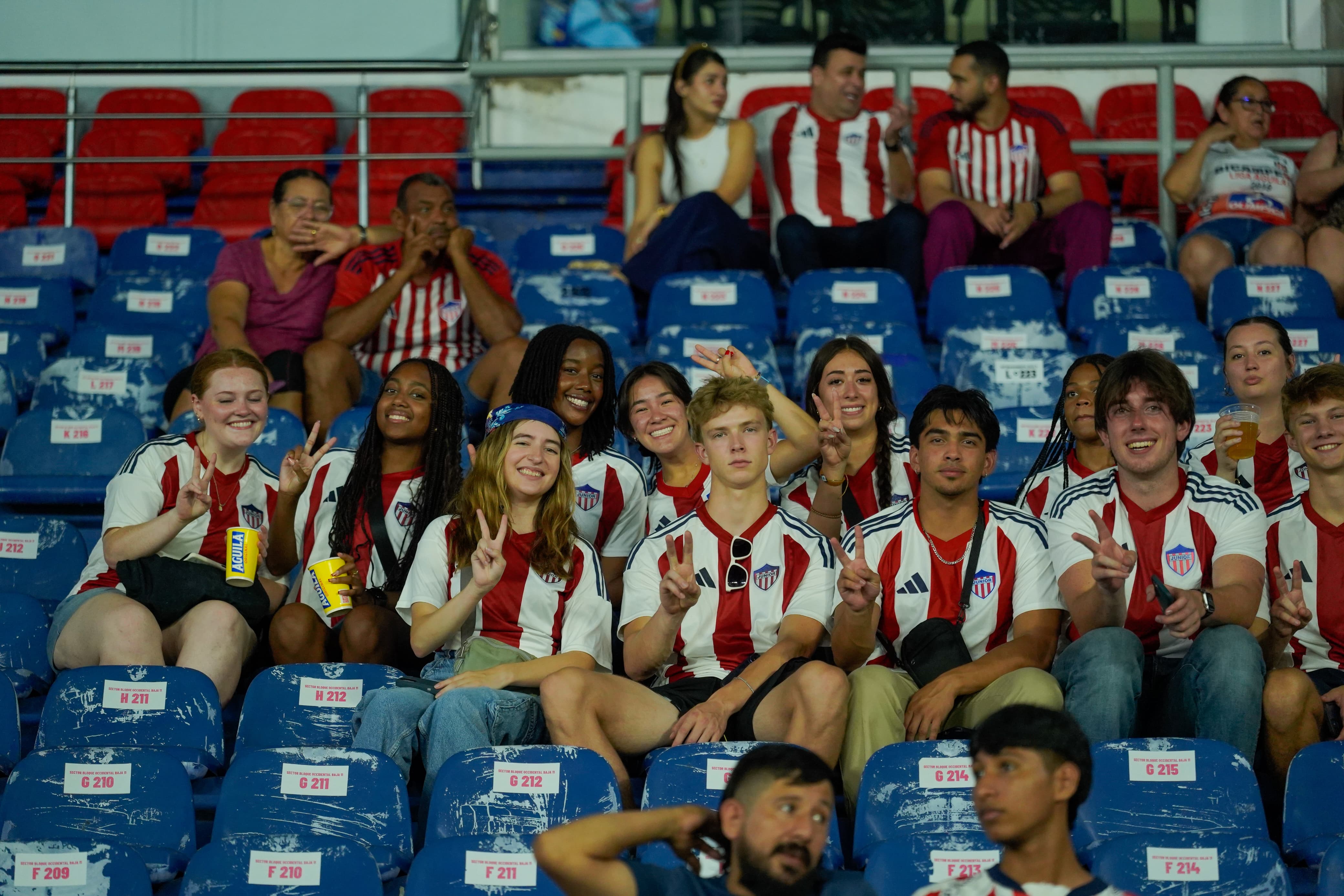 La hinchada rojiblanca que acompañó al equipo.