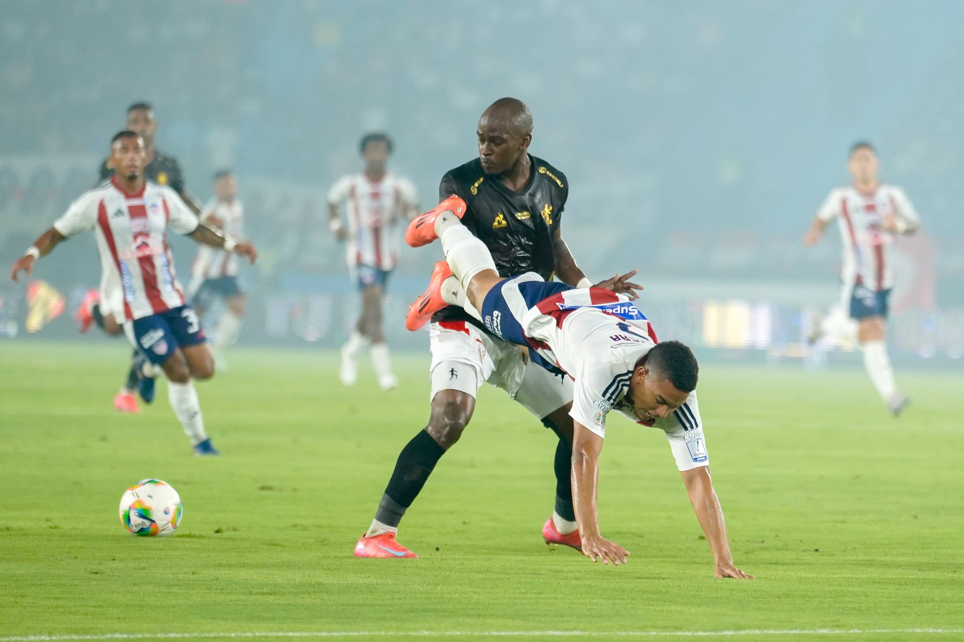 Jordan Barrera sufriendo una fuerte entrada.