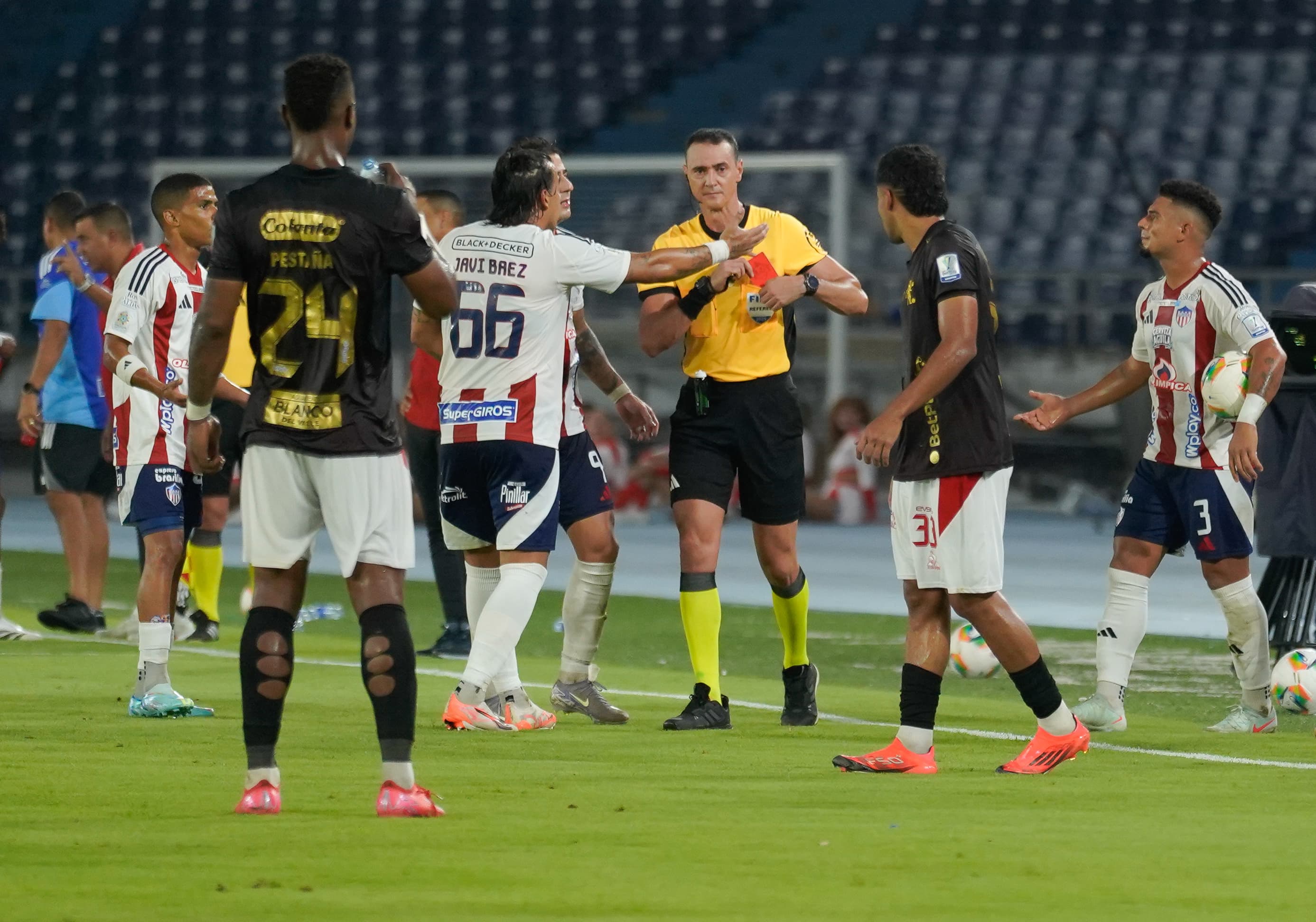 El momento de la expulsión de Enamorado.