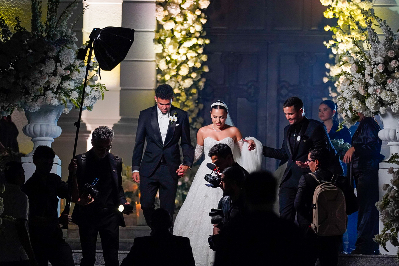 La pareja saliendo de la iglesia.