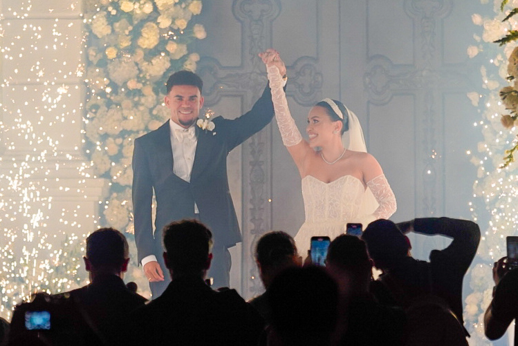 Luis Díaz y Geraldine Ponce alzando las manos.