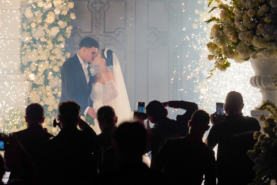 Luis Díaz y Geraldine Ponce se dan un beso.