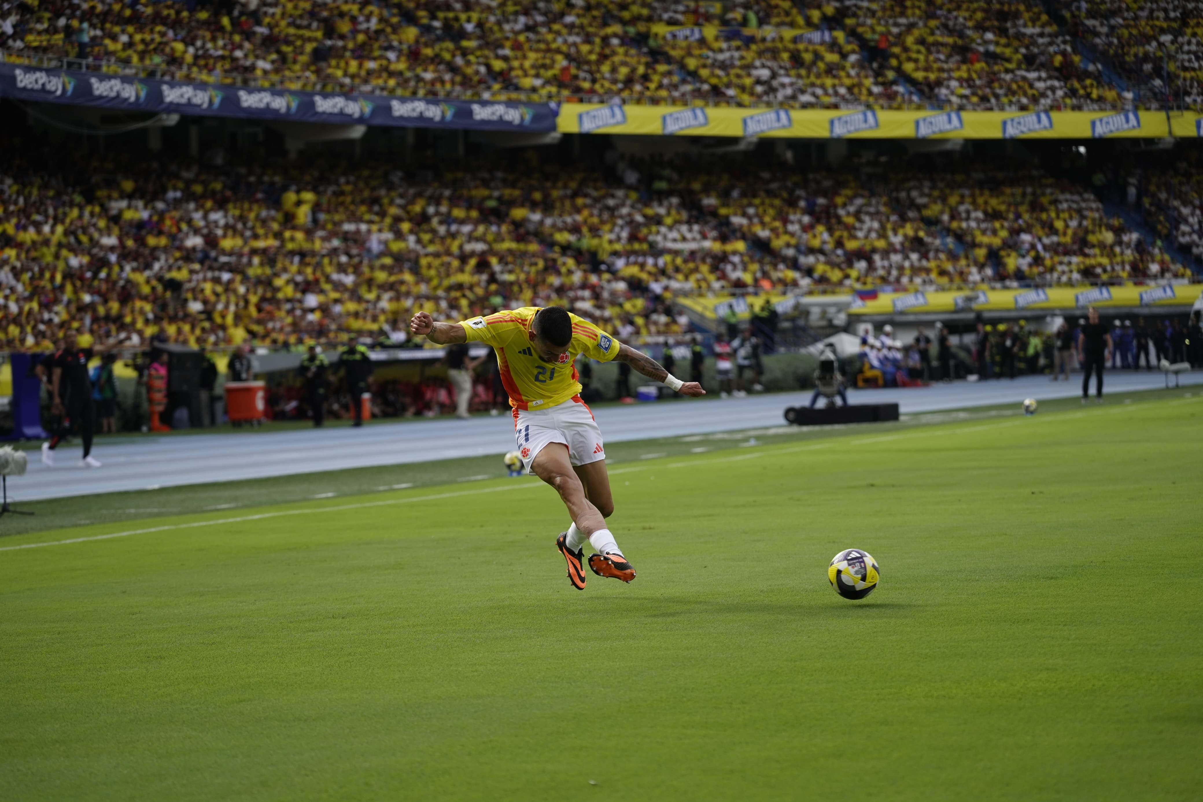 Daniel Muñoz en una acción de ataque.