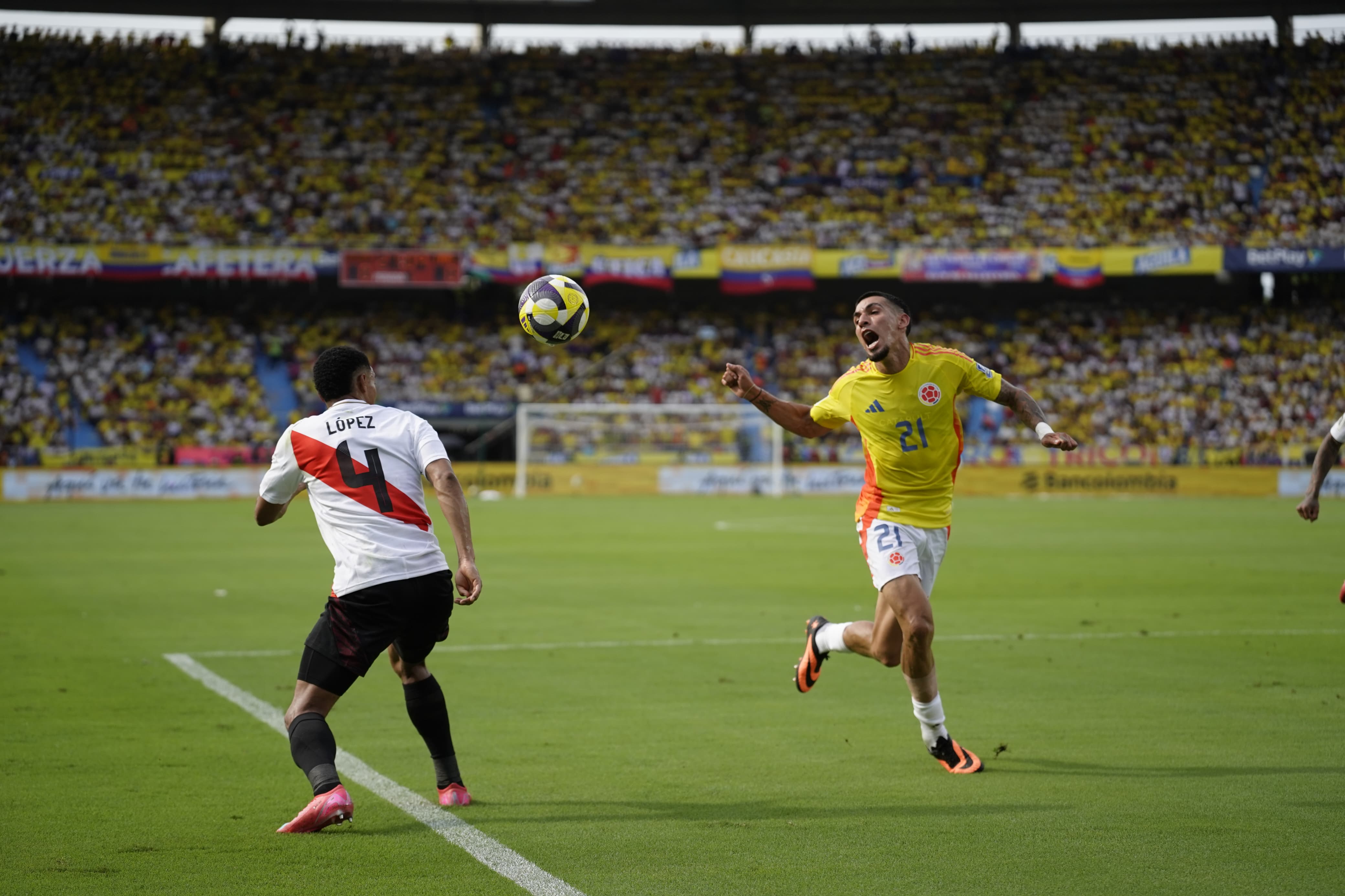 Jugada de ataque de Daniel Muñoz.