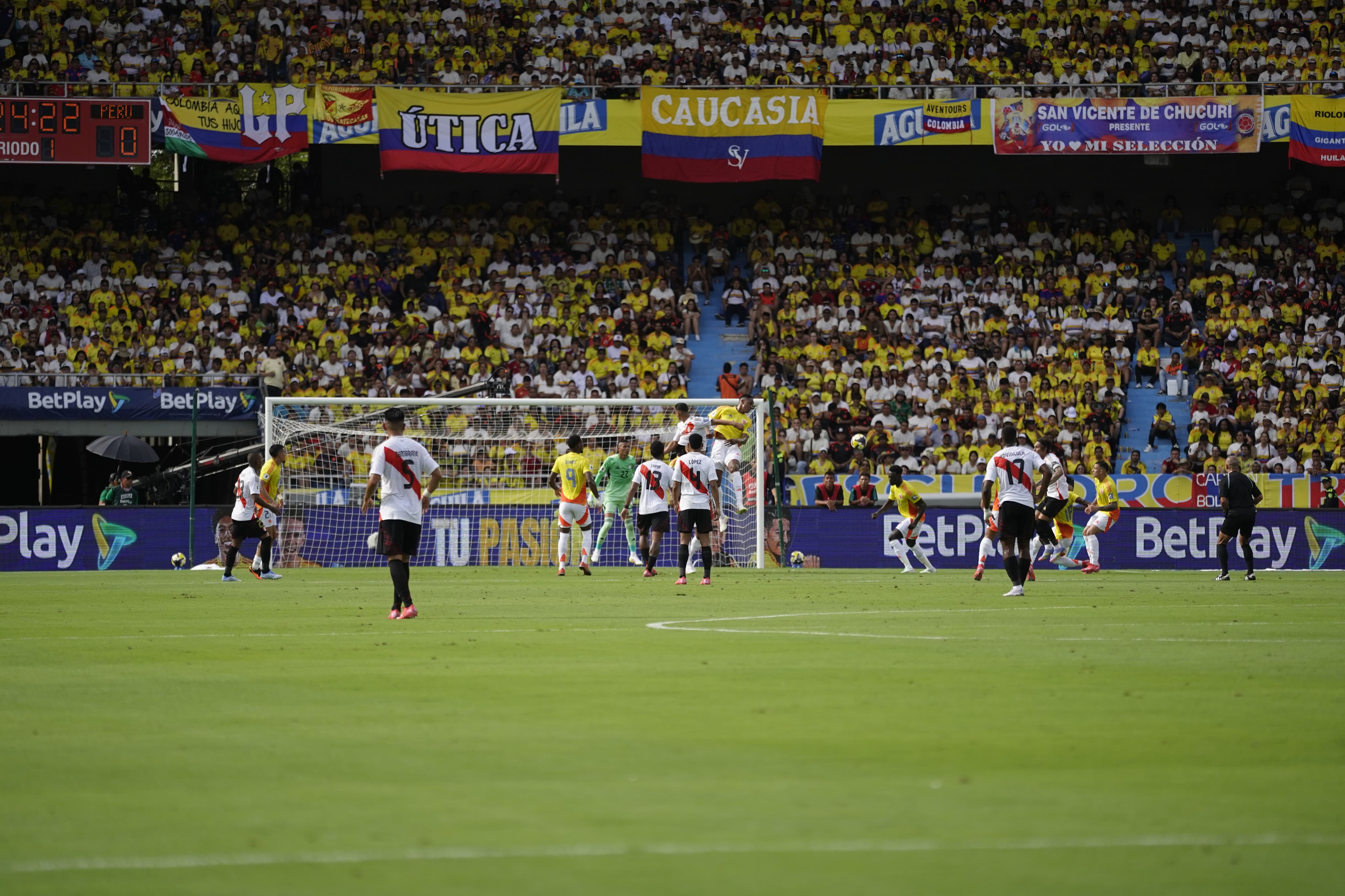 Jugada defensiva de la Selección Colombia.