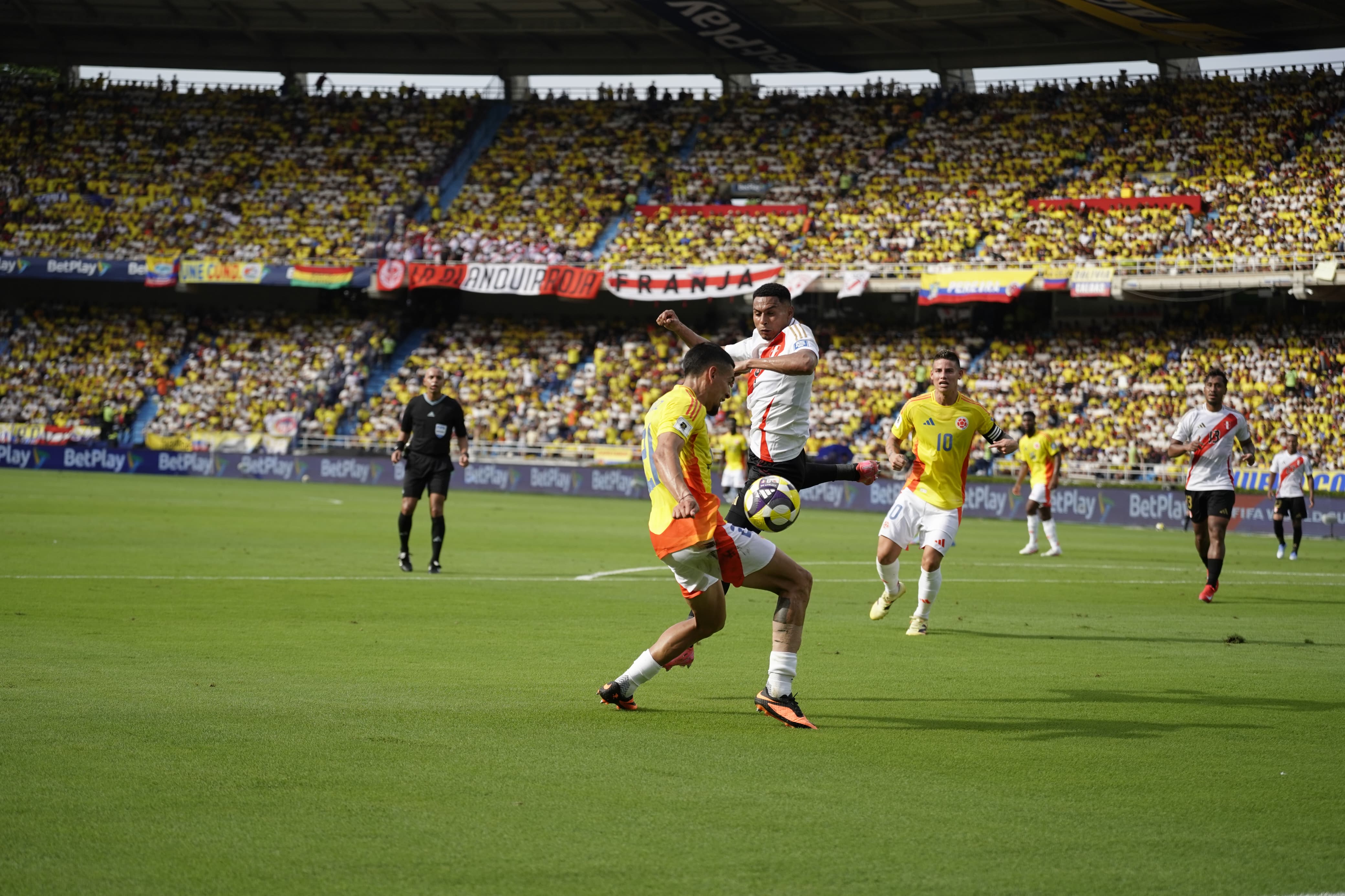 Daniel Muñoz fue uno de los jugadores más activos en el primer tiempo.