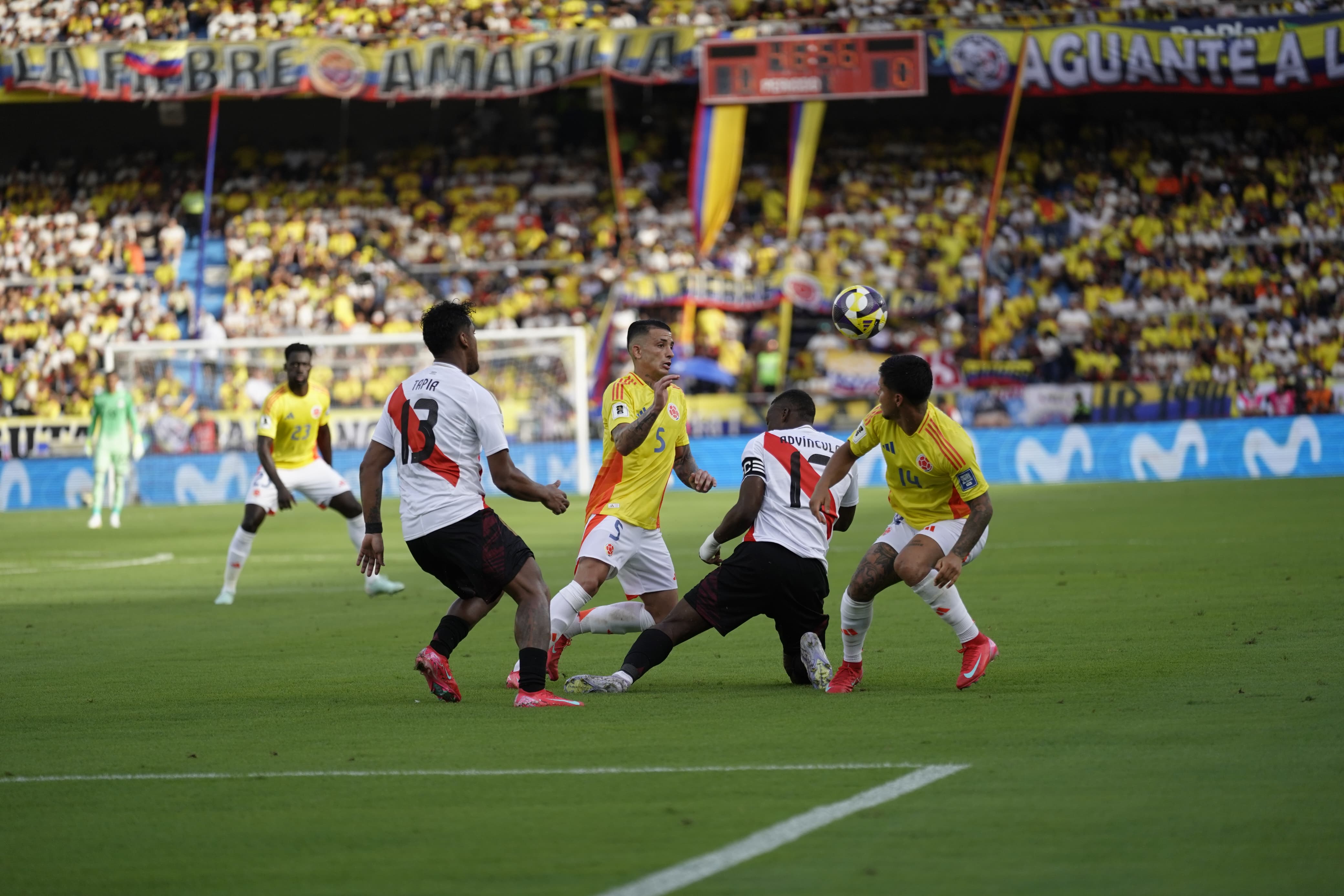 Kevin Castaño y Juan Camilo 'Cucho' Hernández disputando un balón.