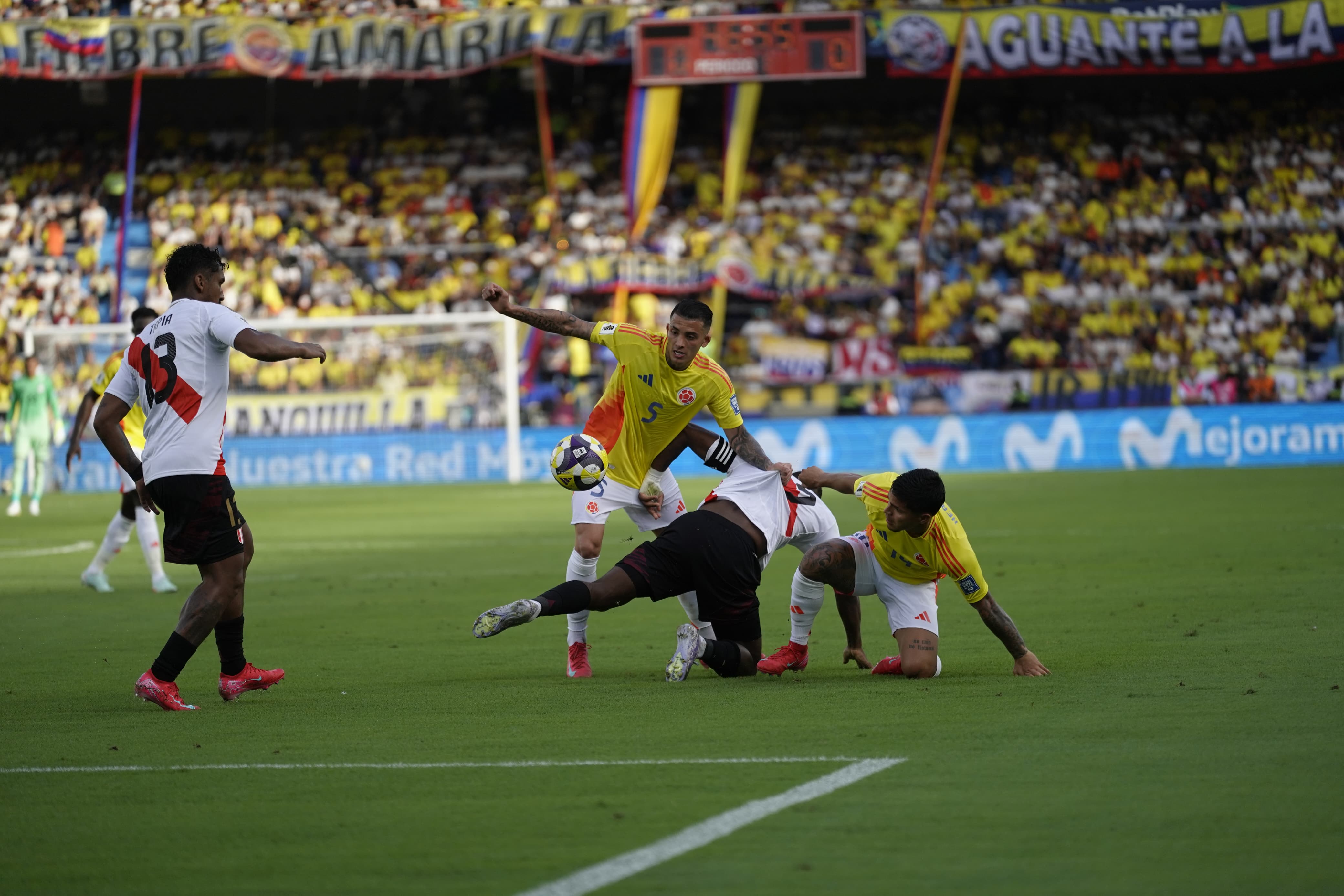 Kevin Castaño y Juan Camilo 'Cucho' Hernández disputando un balón.
