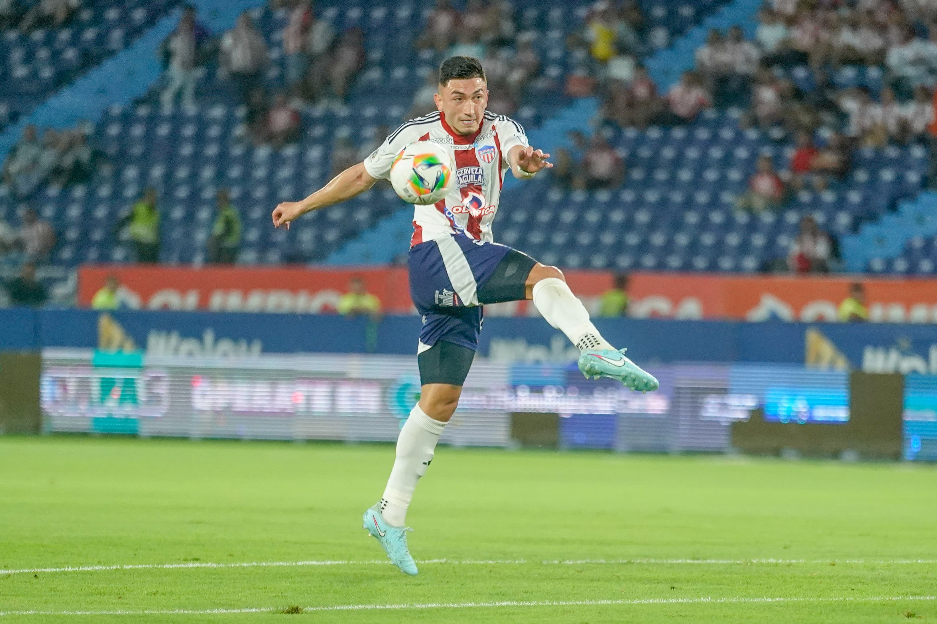 Fabián Ángel rematando la esférica.