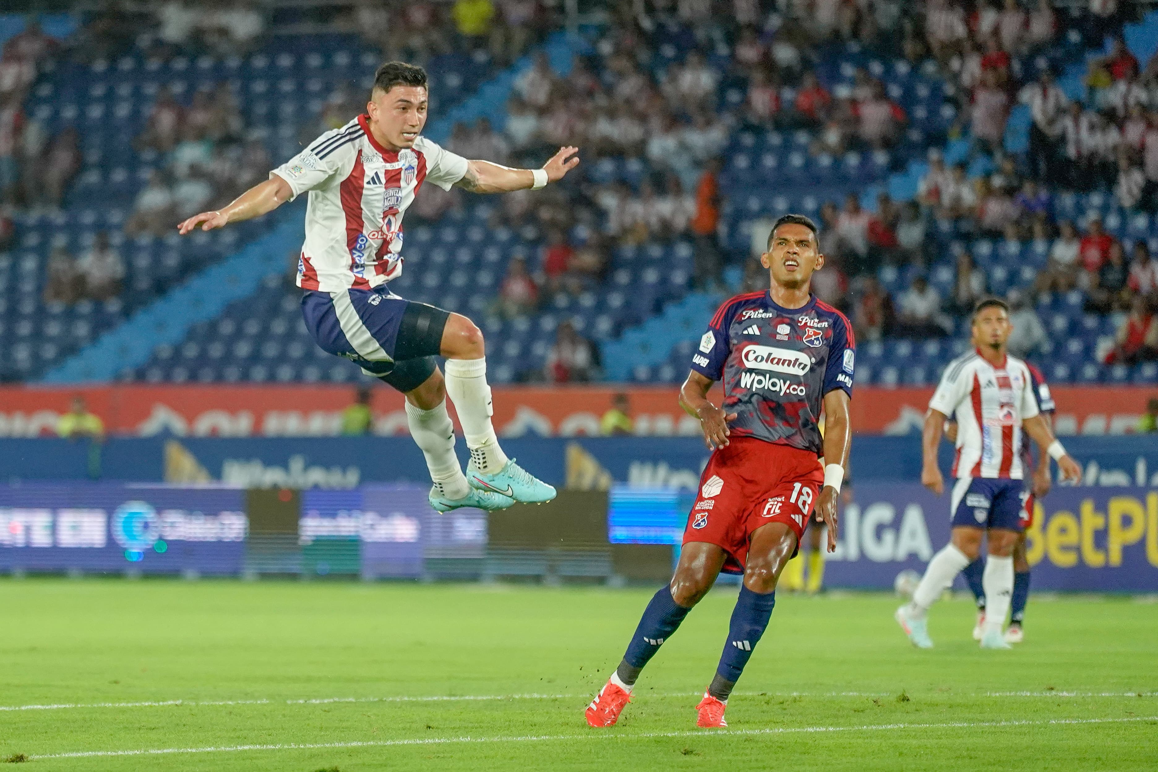 Fabián Ángel disparando a portería.