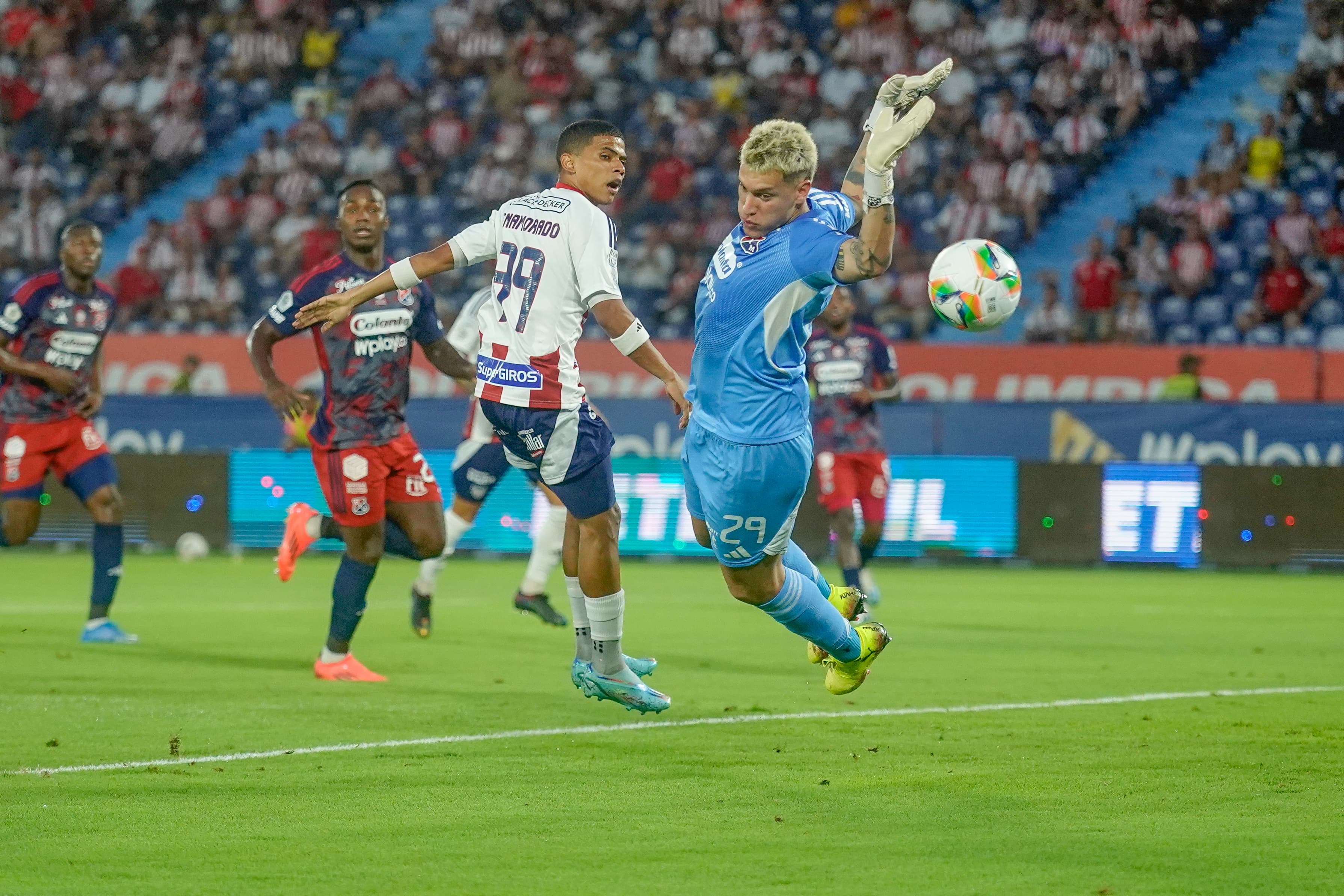 El arquero del Medellín, Washington Aguerre, dejando pasar la pelota.