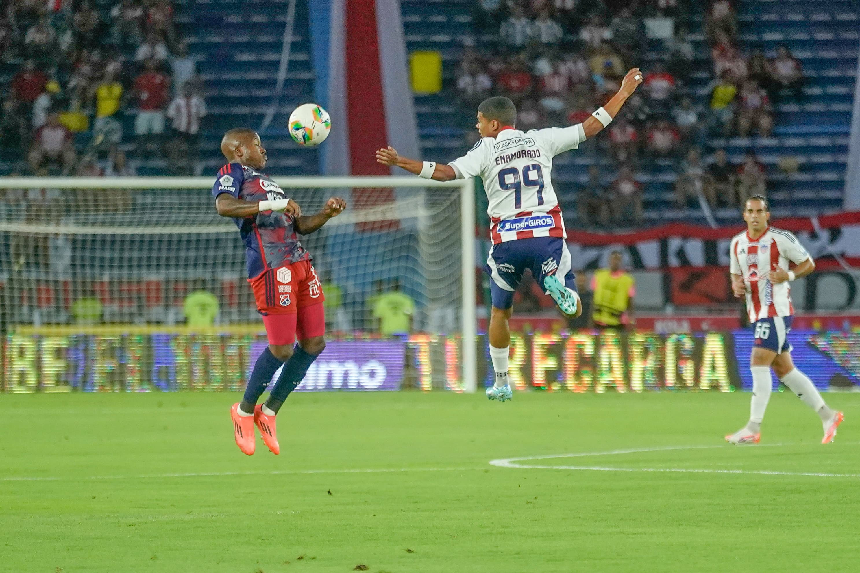 José Enamorado no pudo controlar una pelota. 